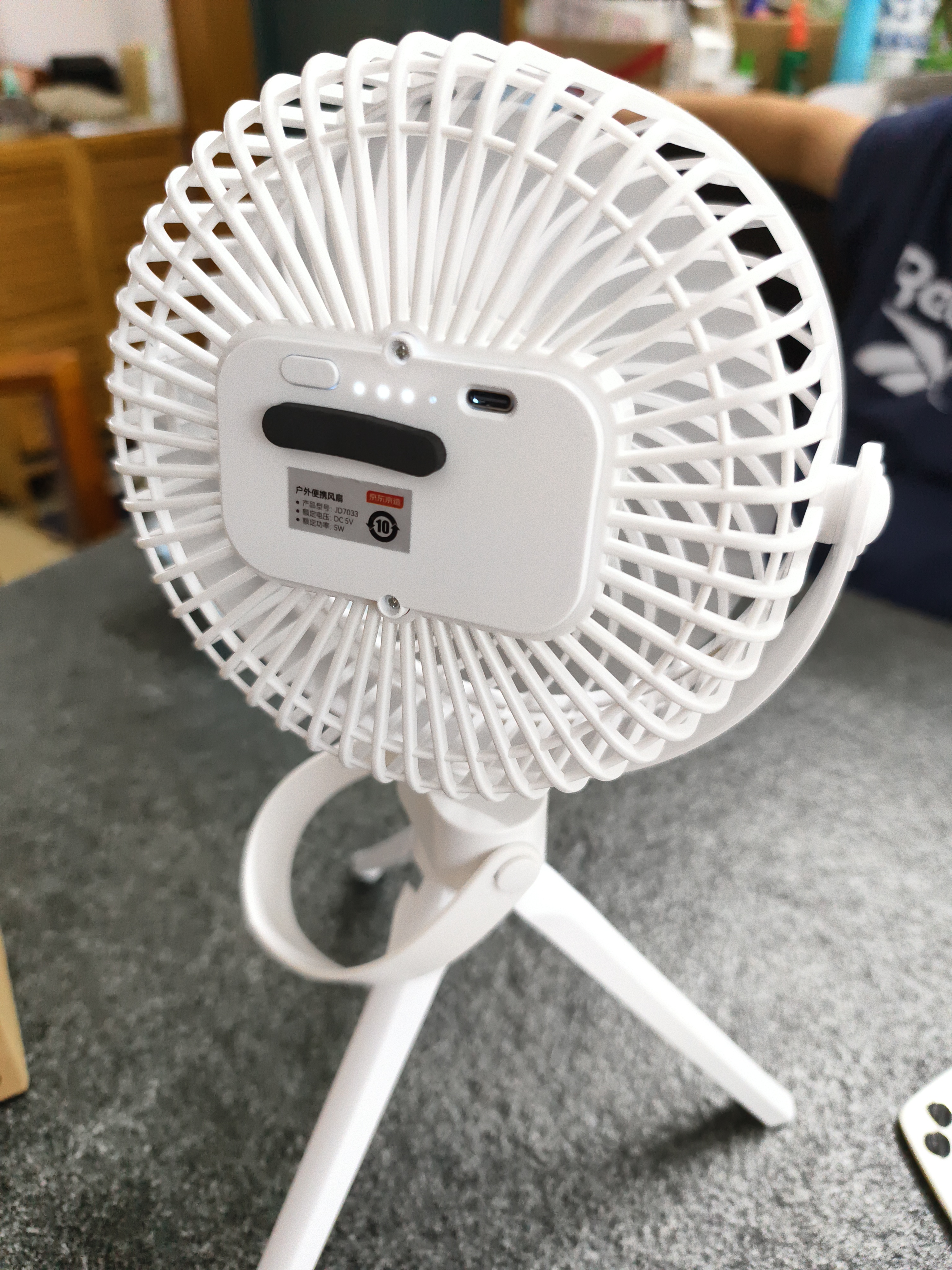 京东京造桌面风扇户外无线便携6寸大风力台扇 露营带夜灯吊扇可折叠 长续航轻音家用办公室学生宿舍风扇 白 实拍图