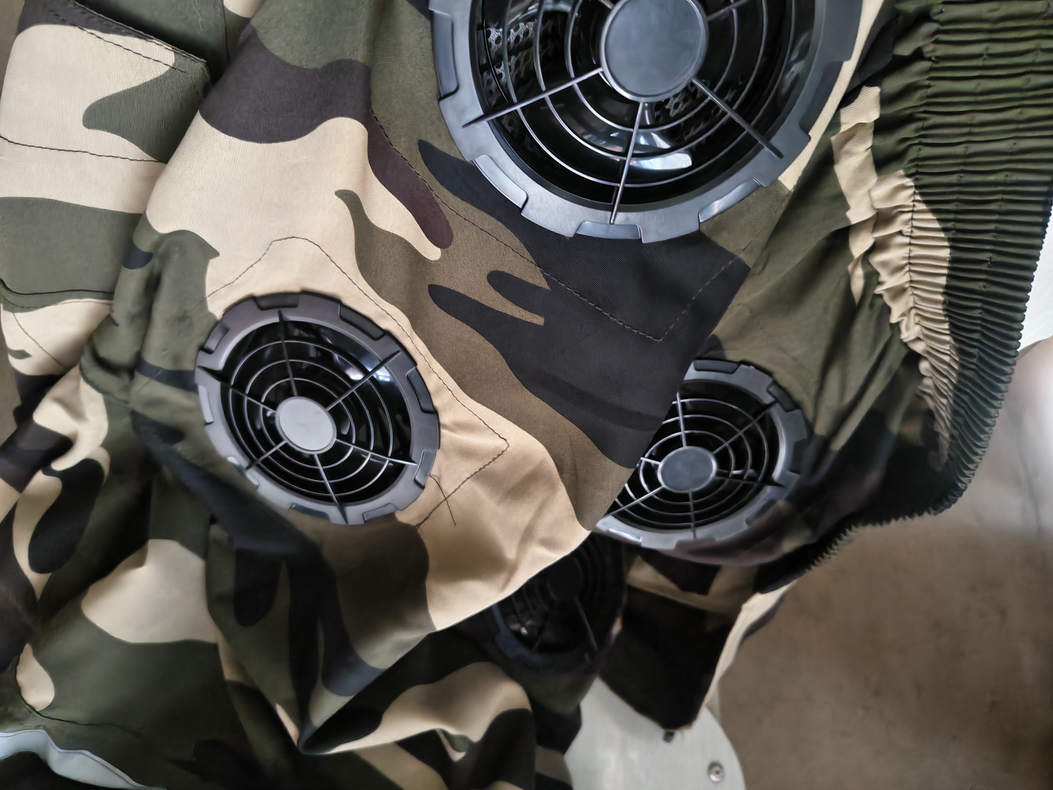 维曼芬夏季降温空调服带风扇的衣服户外防暑充电制冷劳保工人工地工作服 迷彩2件+4风扇36V+2个电池【国标3C认证】 2XL 推荐145-160斤 实拍图