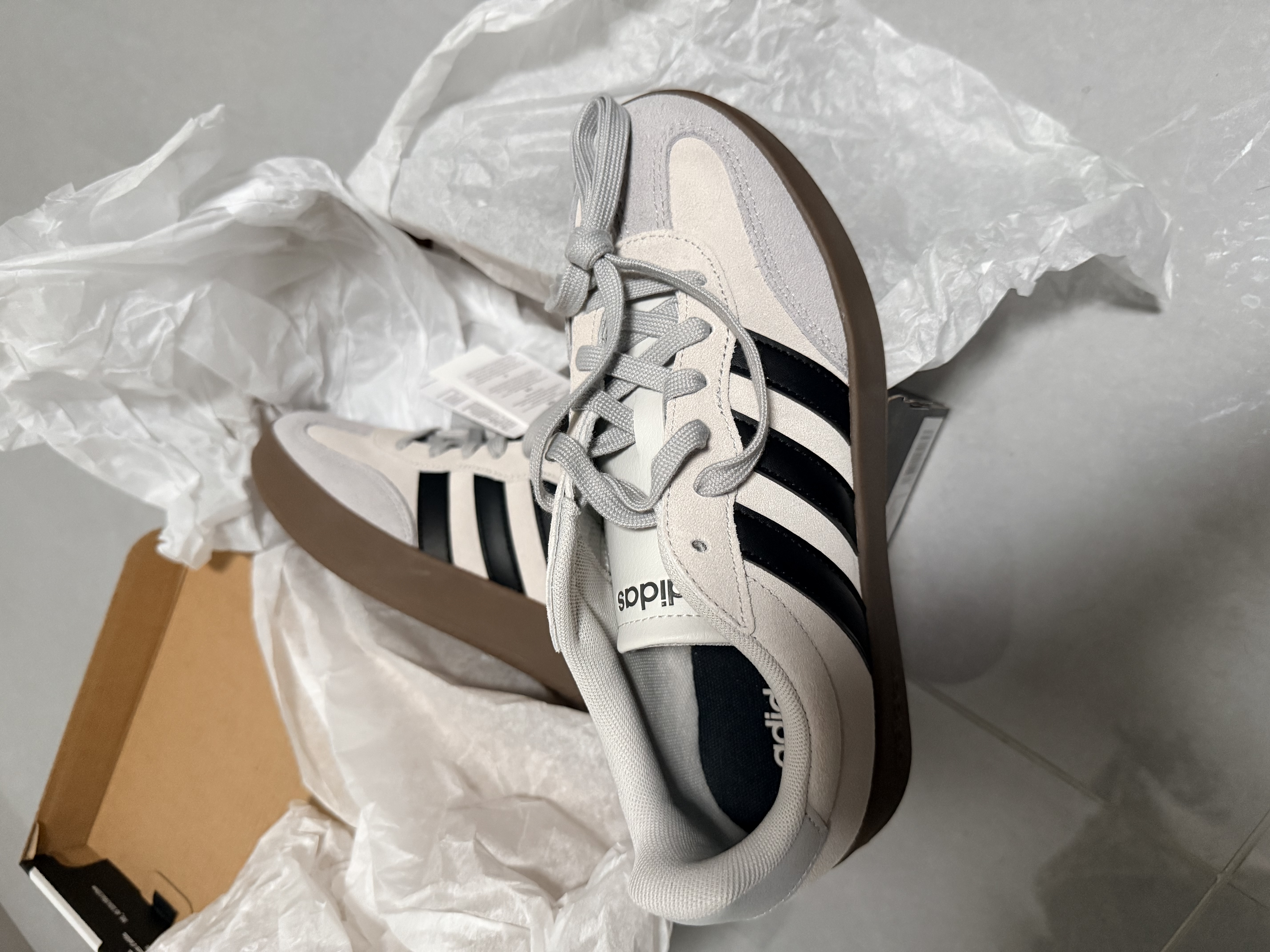 adidas「T头鞋」BARREDA休闲板鞋德训鞋男女阿迪达斯官方轻运动   灰色/黑色/树脂黄   39 实拍图