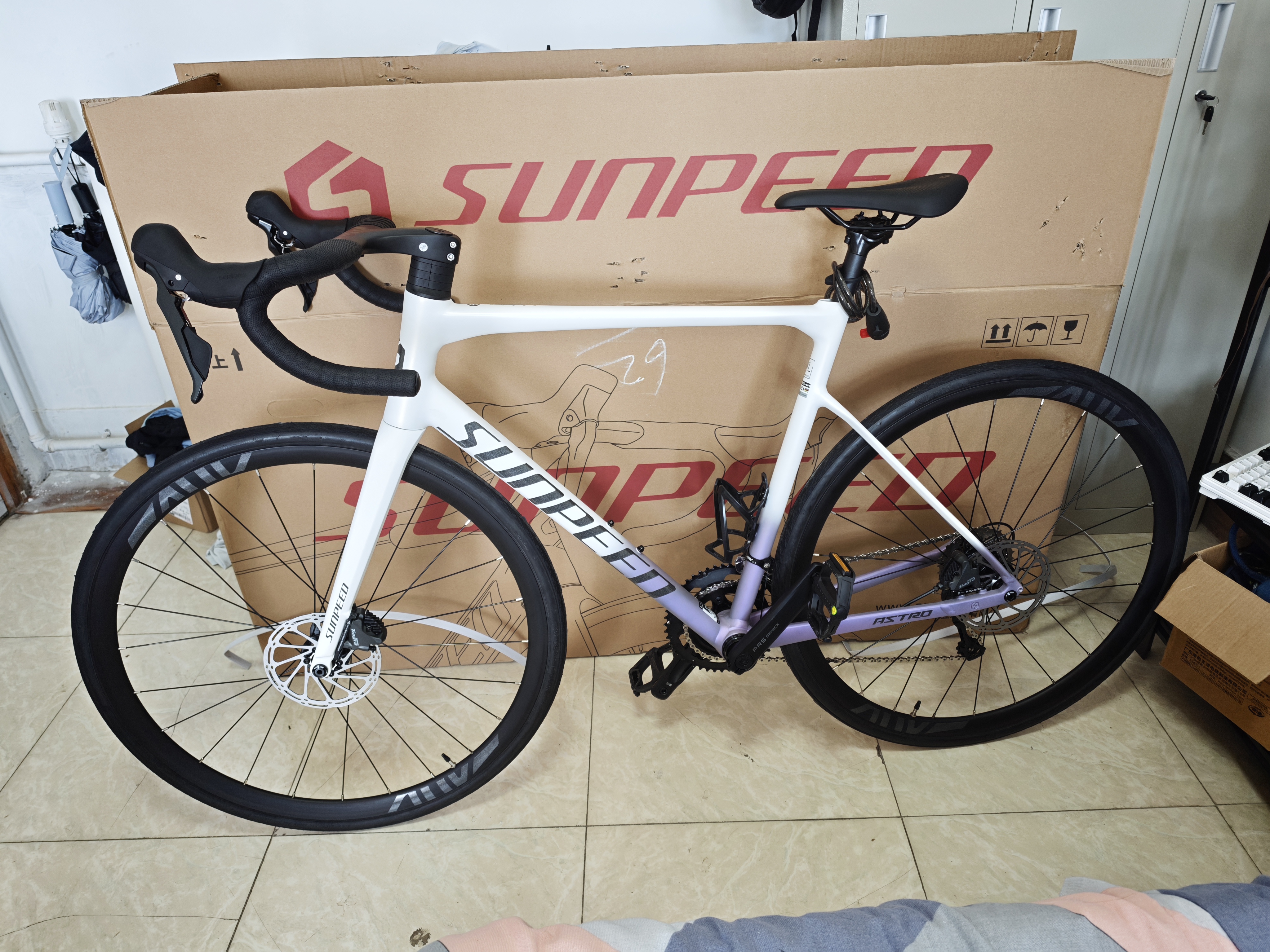 SUNPEED速比特阿童木26款禧玛诺油碟公路车铝合金新手小闪电公路自行车 【白紫色】26款禧玛诺4720油碟 XL码 实拍图