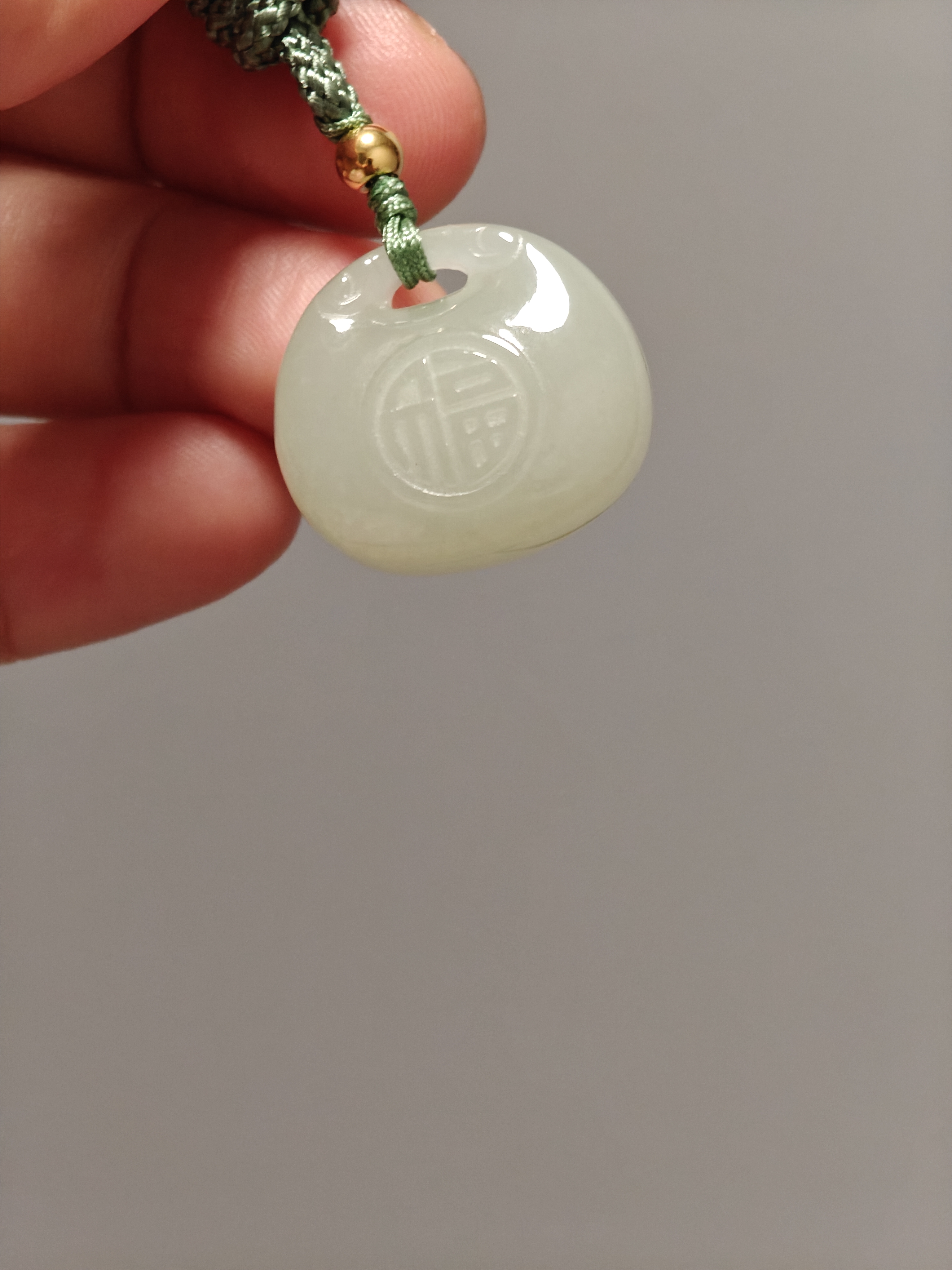 周大生【生日礼物】黄金镶玉吊坠女和田青白玉锁挂坠编绳送女友 实拍图