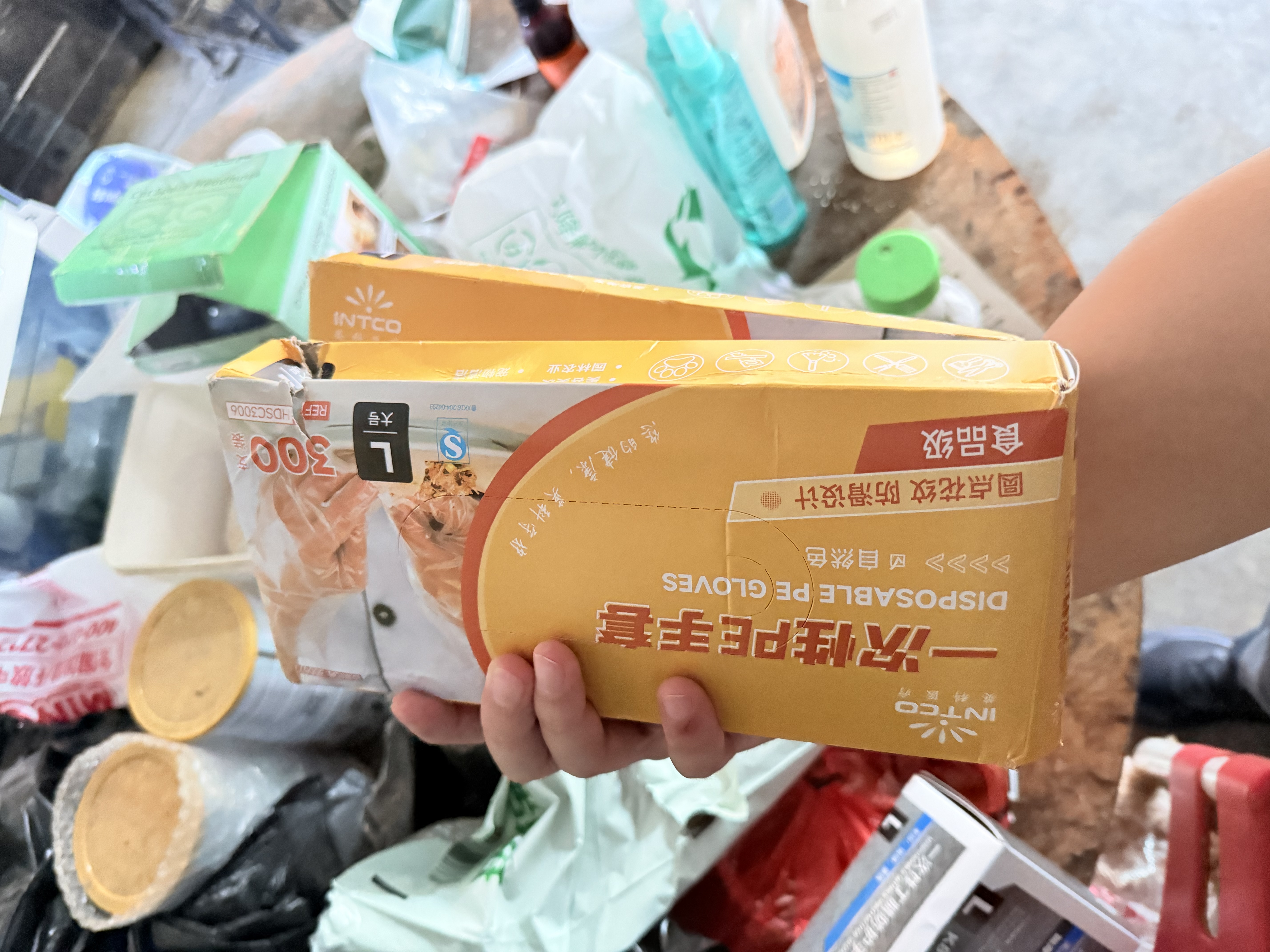 英科医疗（INTCO）一次性手套PE300只大码食品级餐饮家务清洁小龙虾防水检查手套 实拍图