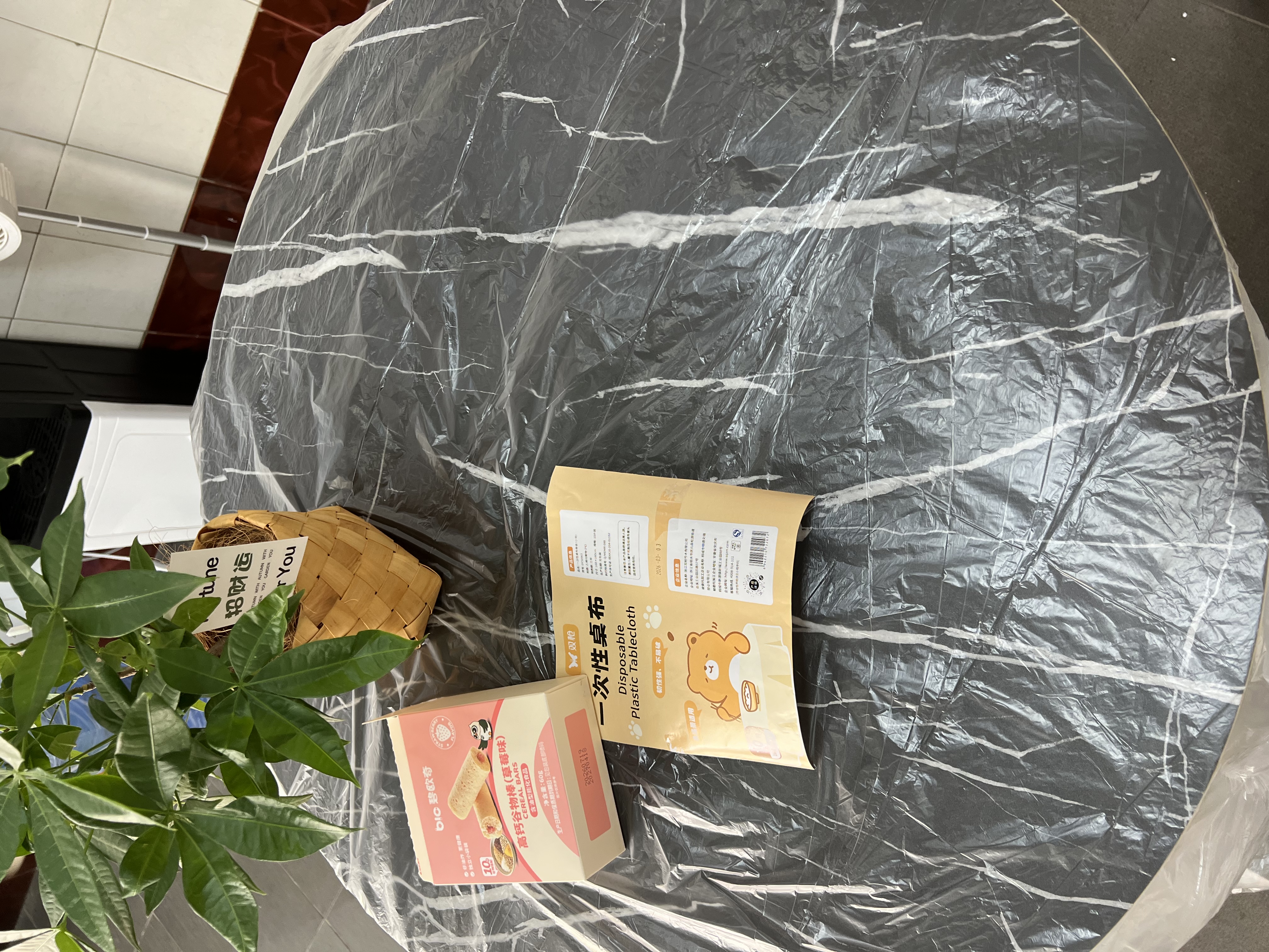 双枪一次性桌布加厚塑料台布结婚野餐垫家用长圆桌薄膜1.6*1.6米 10只 实拍图
