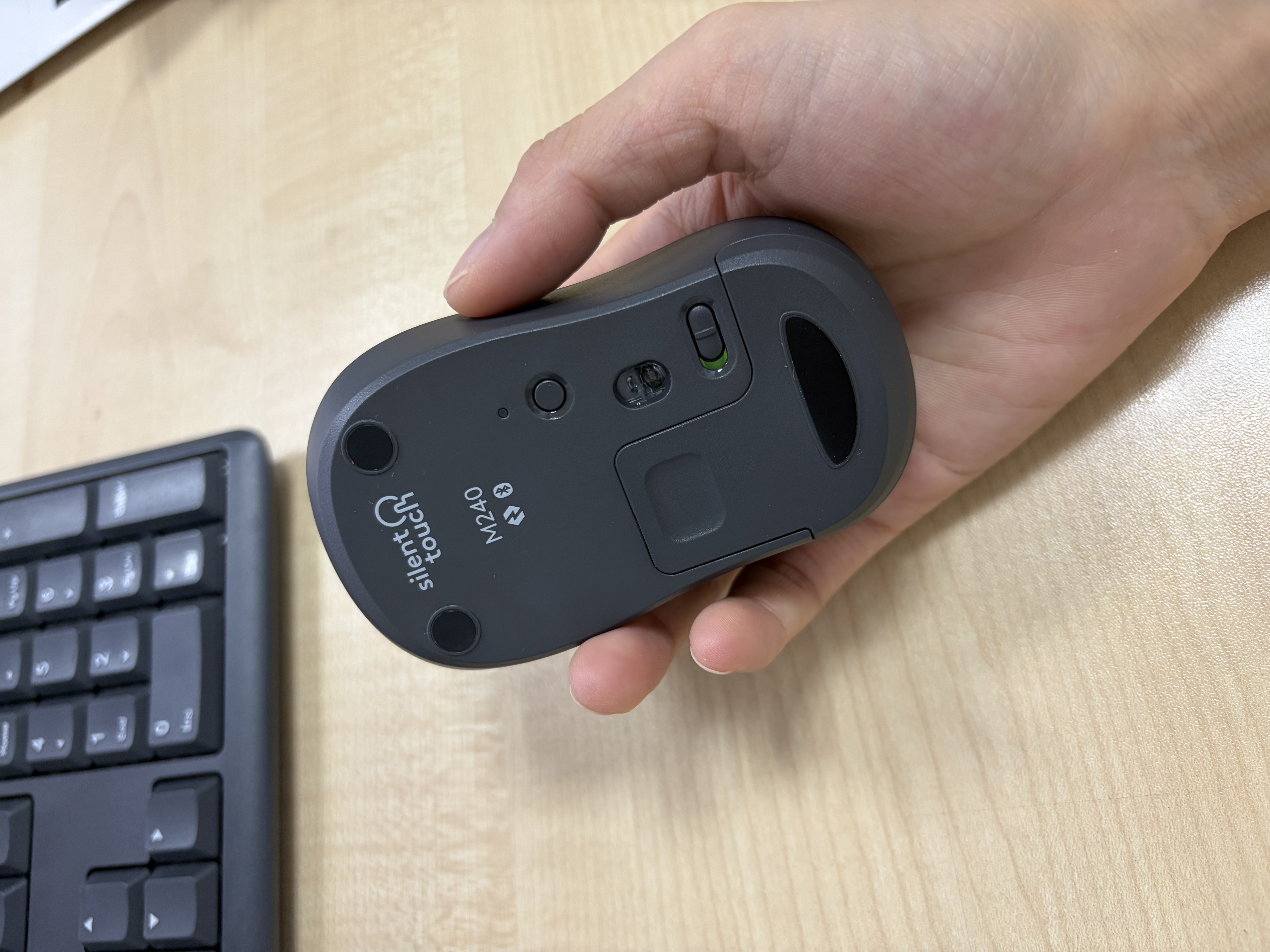 罗技（Logitech）M240 无线鼠标 蓝牙鼠标 办公鼠标 简约便携 灰色 实拍图