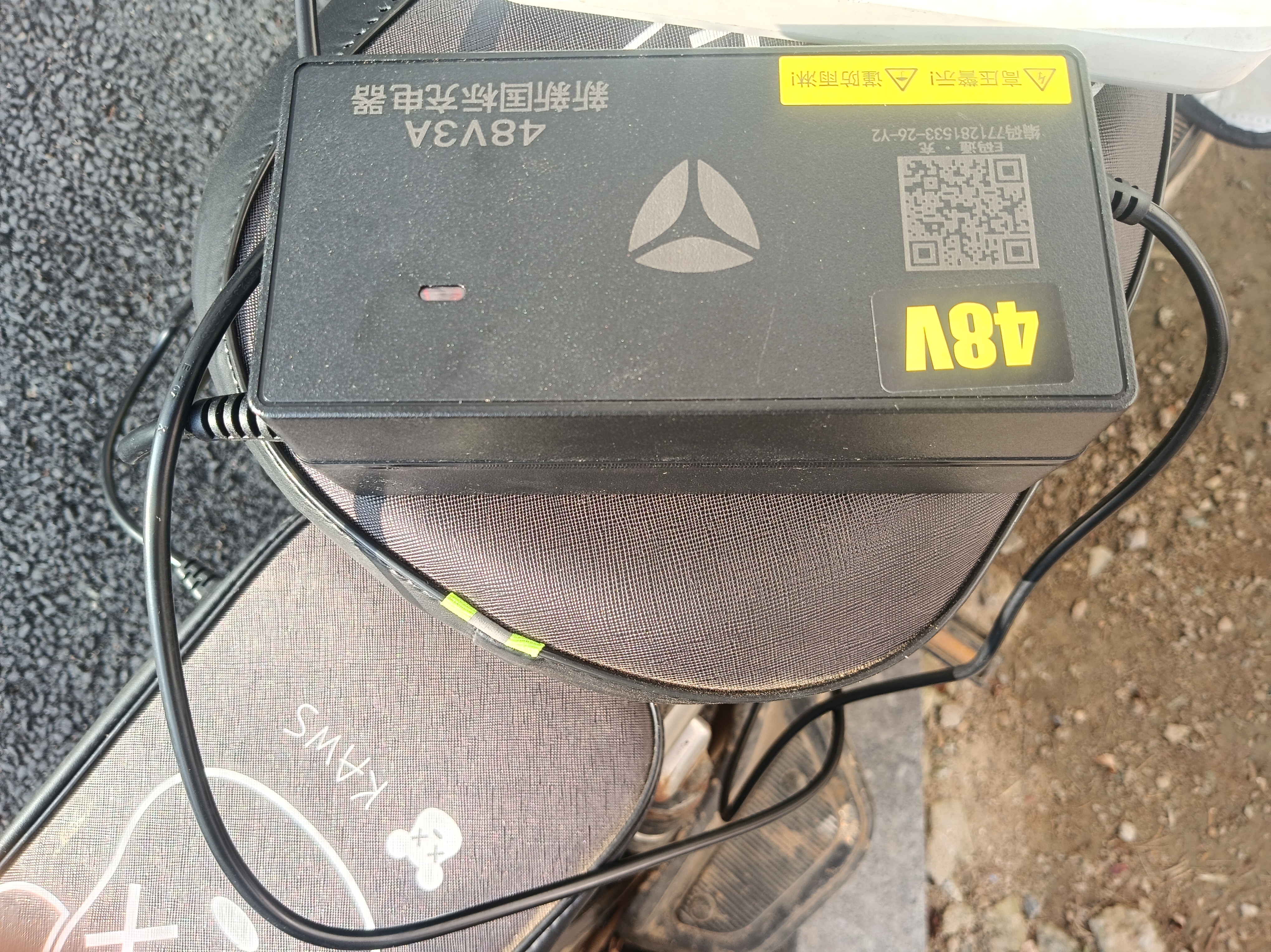 雅迪电动车雅迪原装充电器 48v/60v/72v/2A/3A/4A冠能石墨烯电池电瓶车原厂正品Y头三圆头新国标充电器 48V20AH(3A)【国标转Y接口】原装正品 实拍图