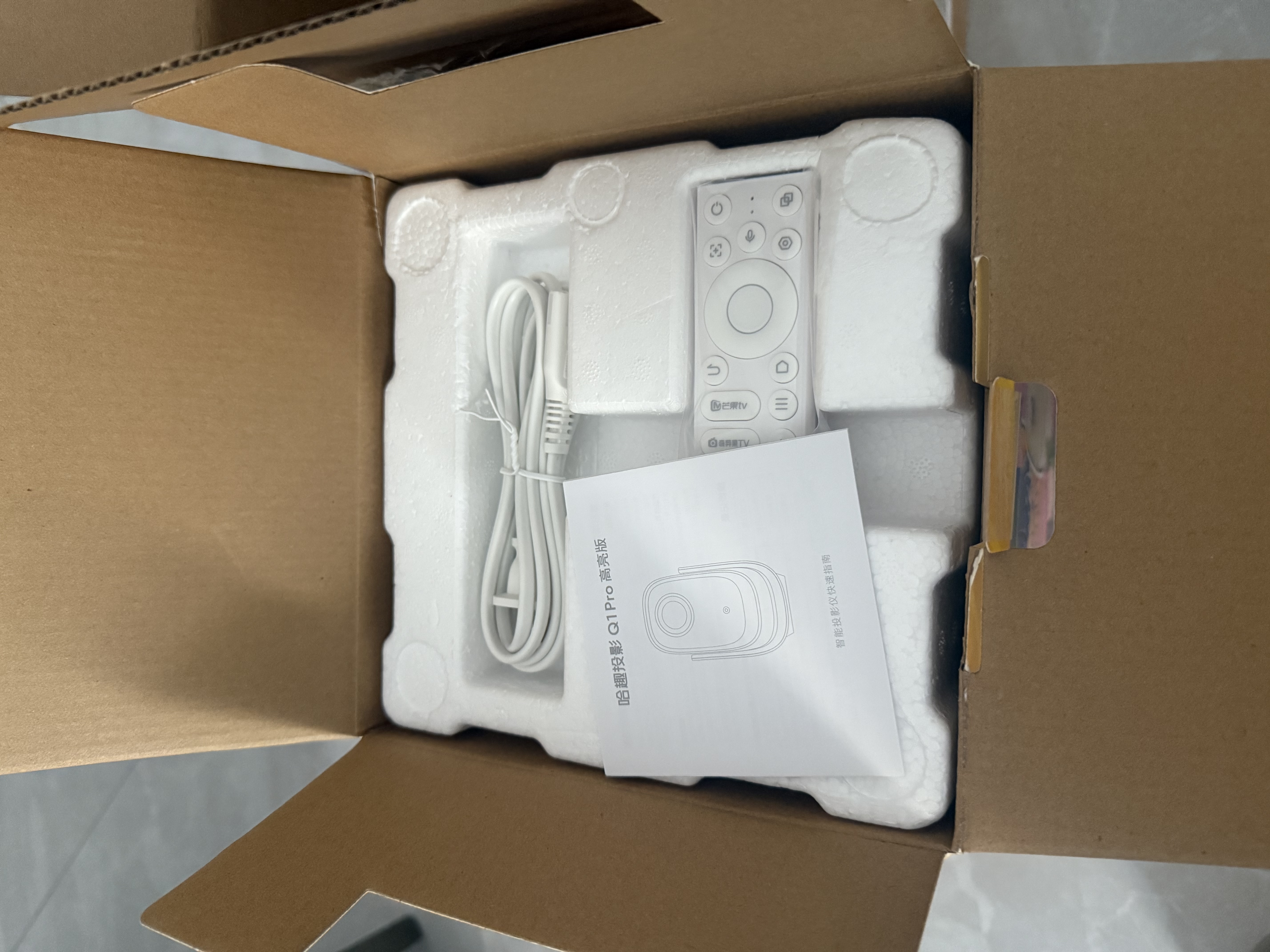 哈趣Q1 Pro 高亮版 投影仪家用【570CVIA】 哈曼联名 高清便携智能家庭卧室影院投影机 情人节礼物 实拍图