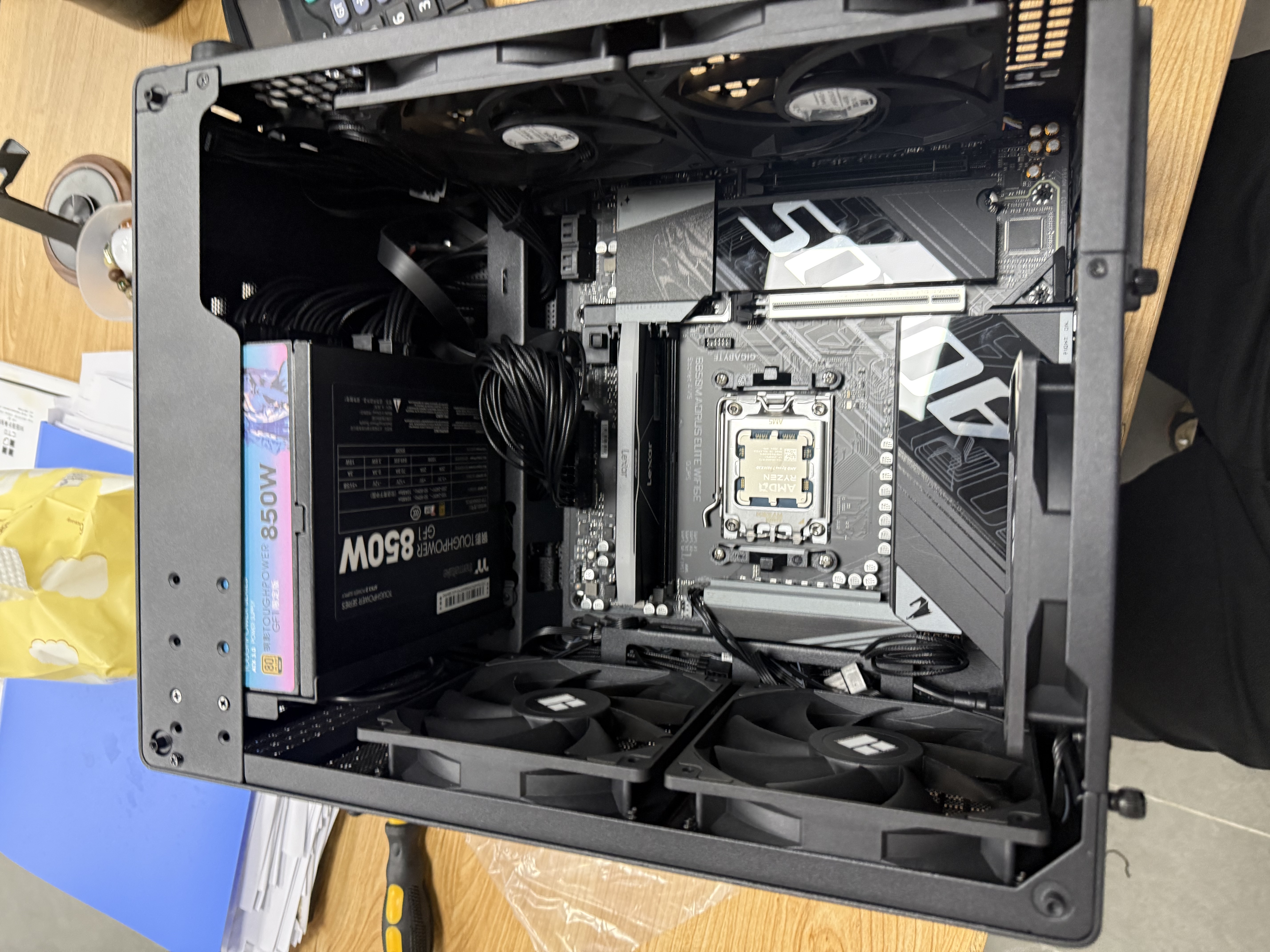 Thermaltake（Tt）额定850W 钢影Toughpower GF1限定版电源 黑色(原生PCIe5.1/ATX3.0/金牌认证/全模组) 实拍图