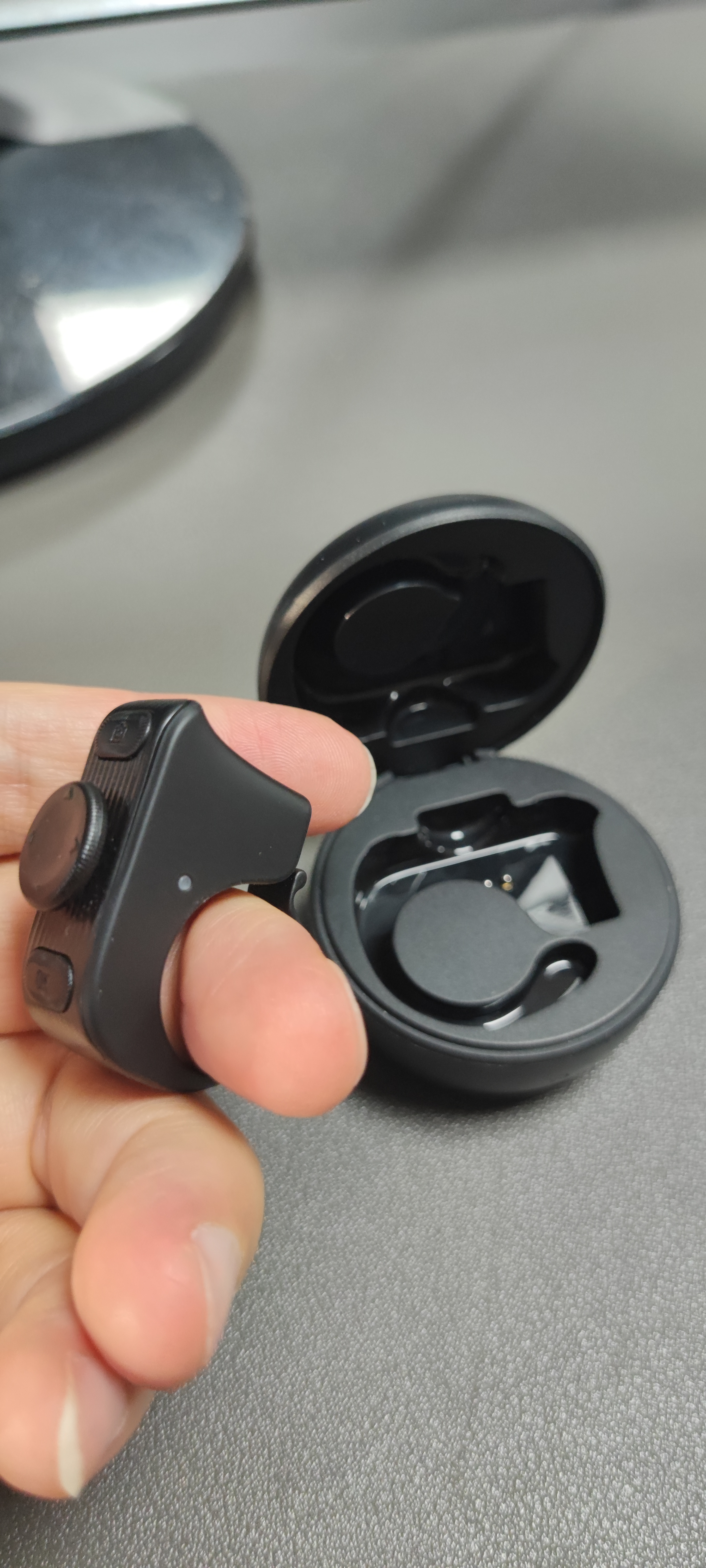 珂洛维 手机指环蓝牙遥控器拍照录像可充电刷抖音快手短视频点赞神器电子书翻页手机平板遥控 黑色【多功能蓝牙遥控器】充电款 实拍图