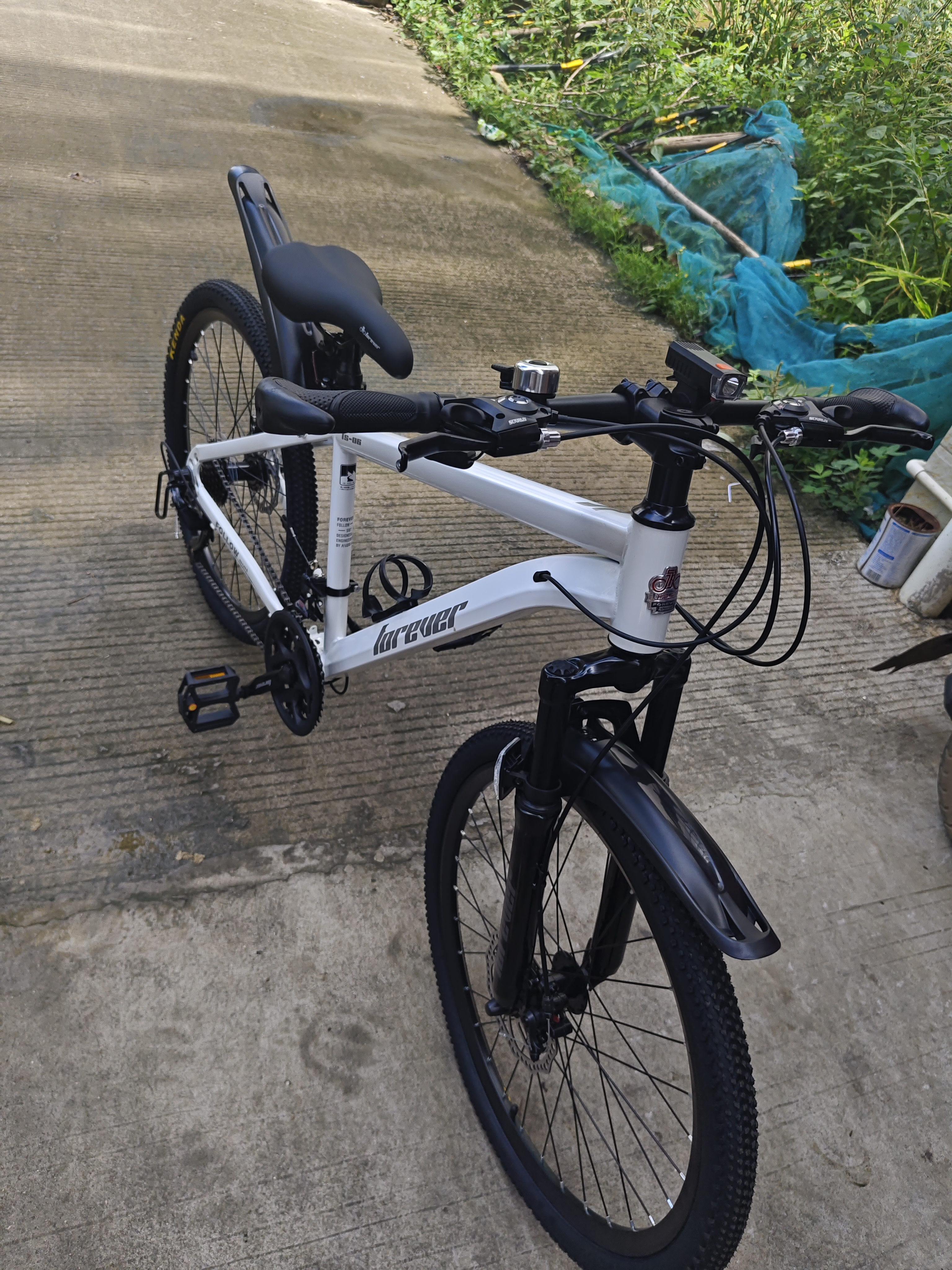 永久自行车成人山地车自行车学生男女铝合金变速公路自行车油碟单车 【钢架/全套轴承】黑金色 24速 26寸【推荐155-185cm】 实拍图