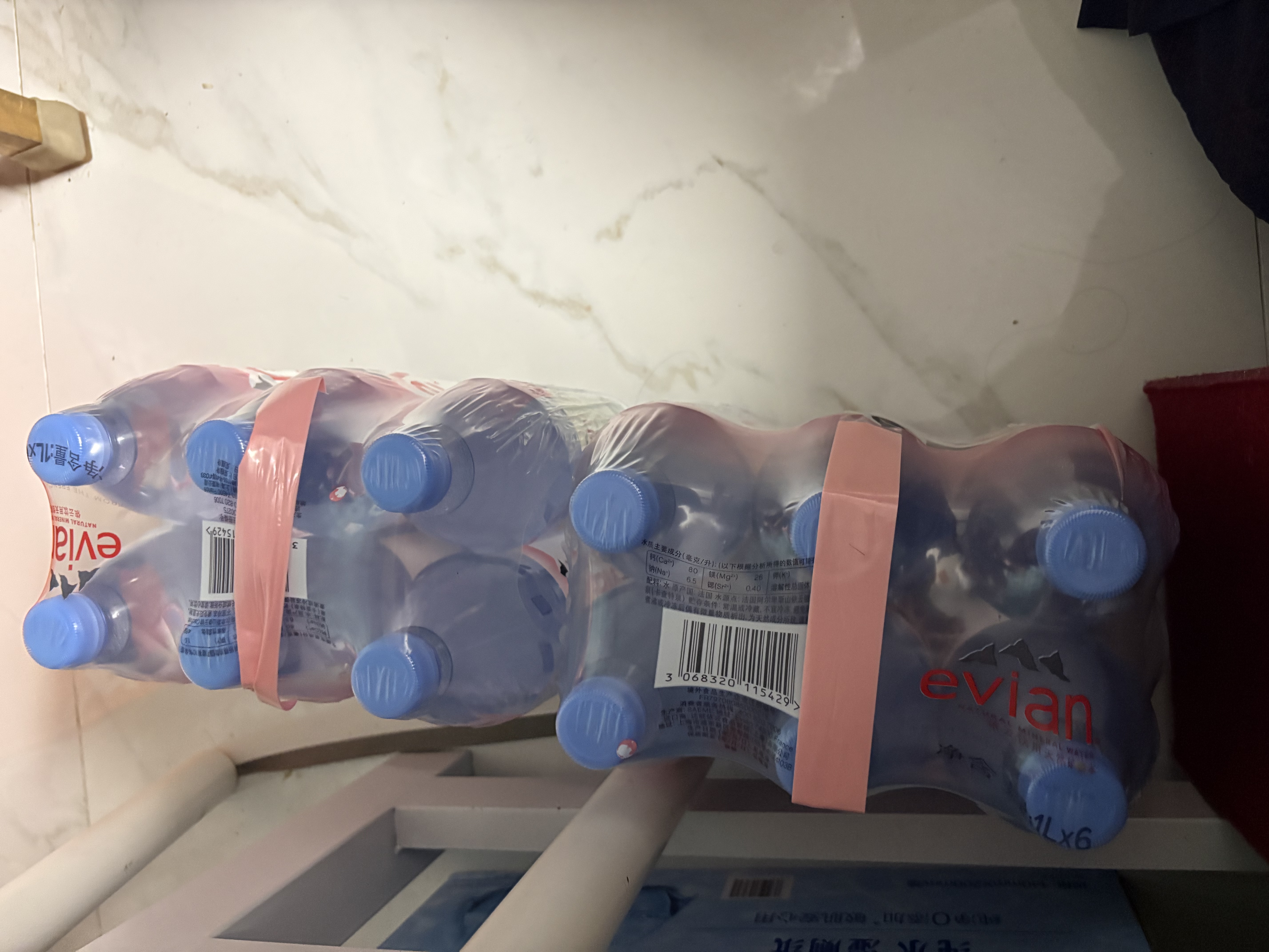 依云（evian）高端天然矿泉水 1L*12硬瓶 法国原装进口饮用水 会议商务用水 实拍图