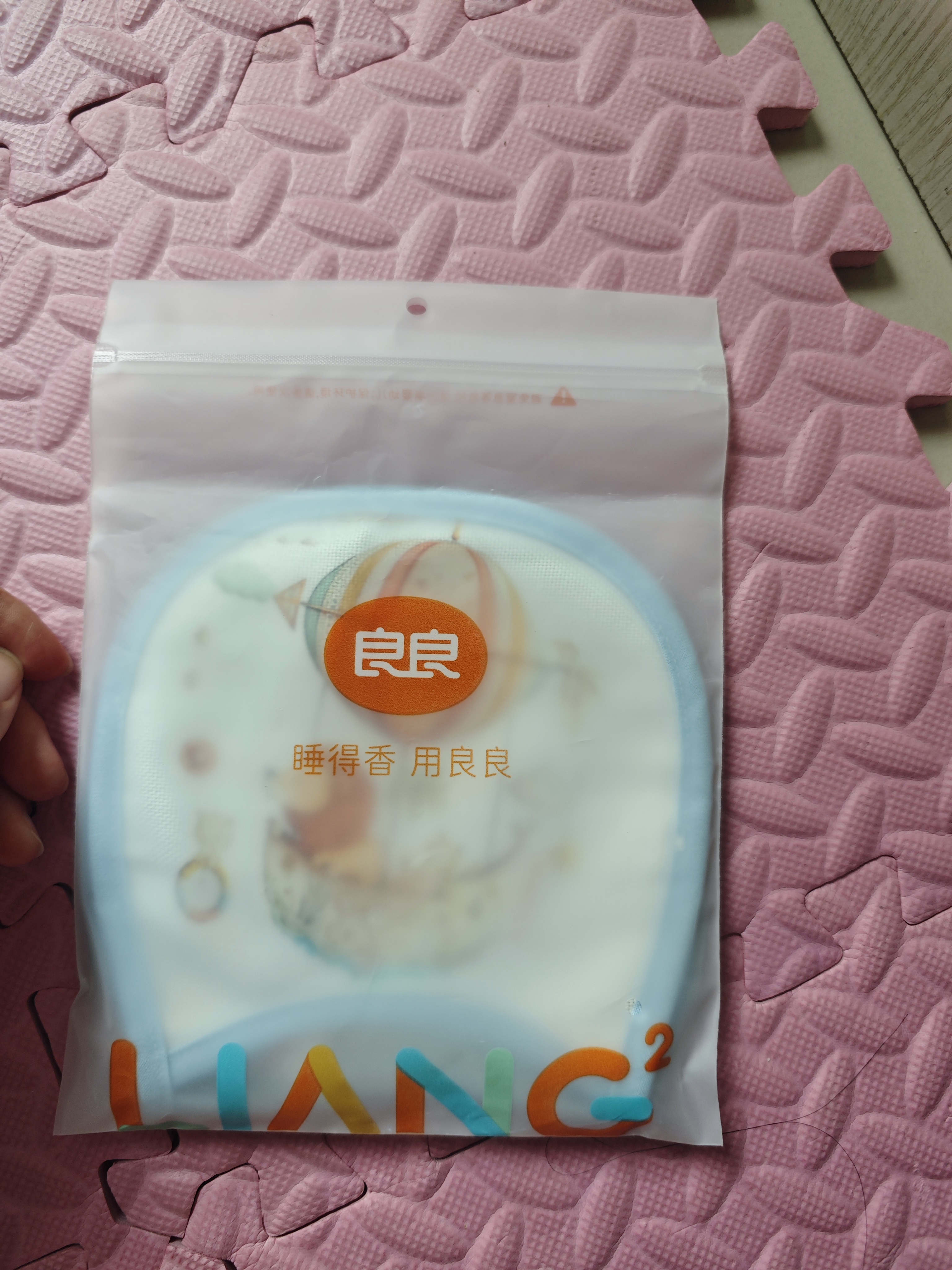 良良（liangliang）苎麻透气手臂席 婴幼儿手臂垫 夏季喂奶哺乳手臂凉席 飞屋环游·手臂席【天丝苎麻款】 单条装（抑菌防螨） 实拍图