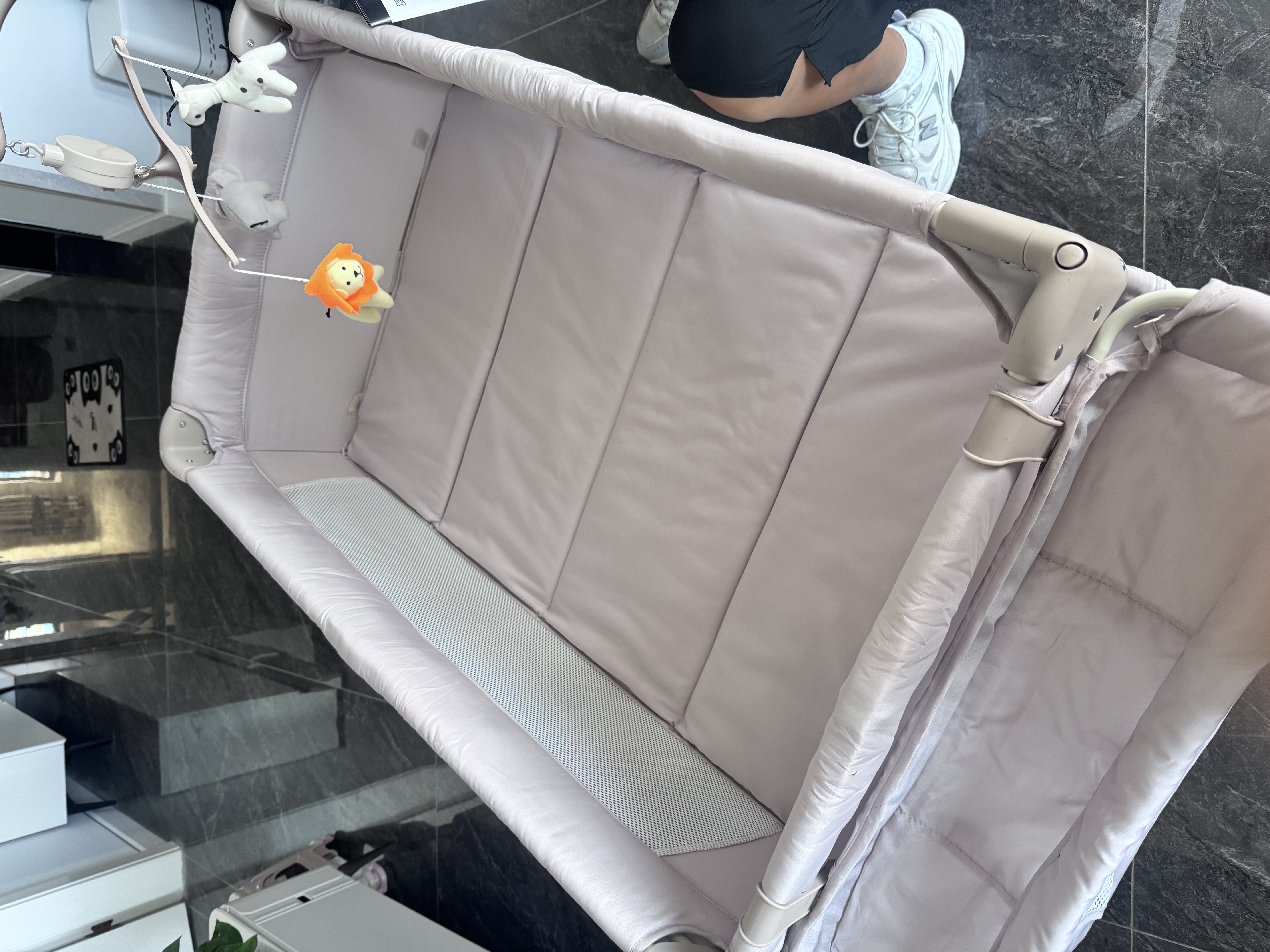 优乐博（ULOP）婴儿床可折叠可移动0-3岁宝宝床多功能婴儿床可升降婴儿拼接床 尿布台婴儿床二合一摇篮摇摇床 一键折叠床豪华款 婴儿用品实用新生儿见面礼物便携折叠婴儿床 实拍图