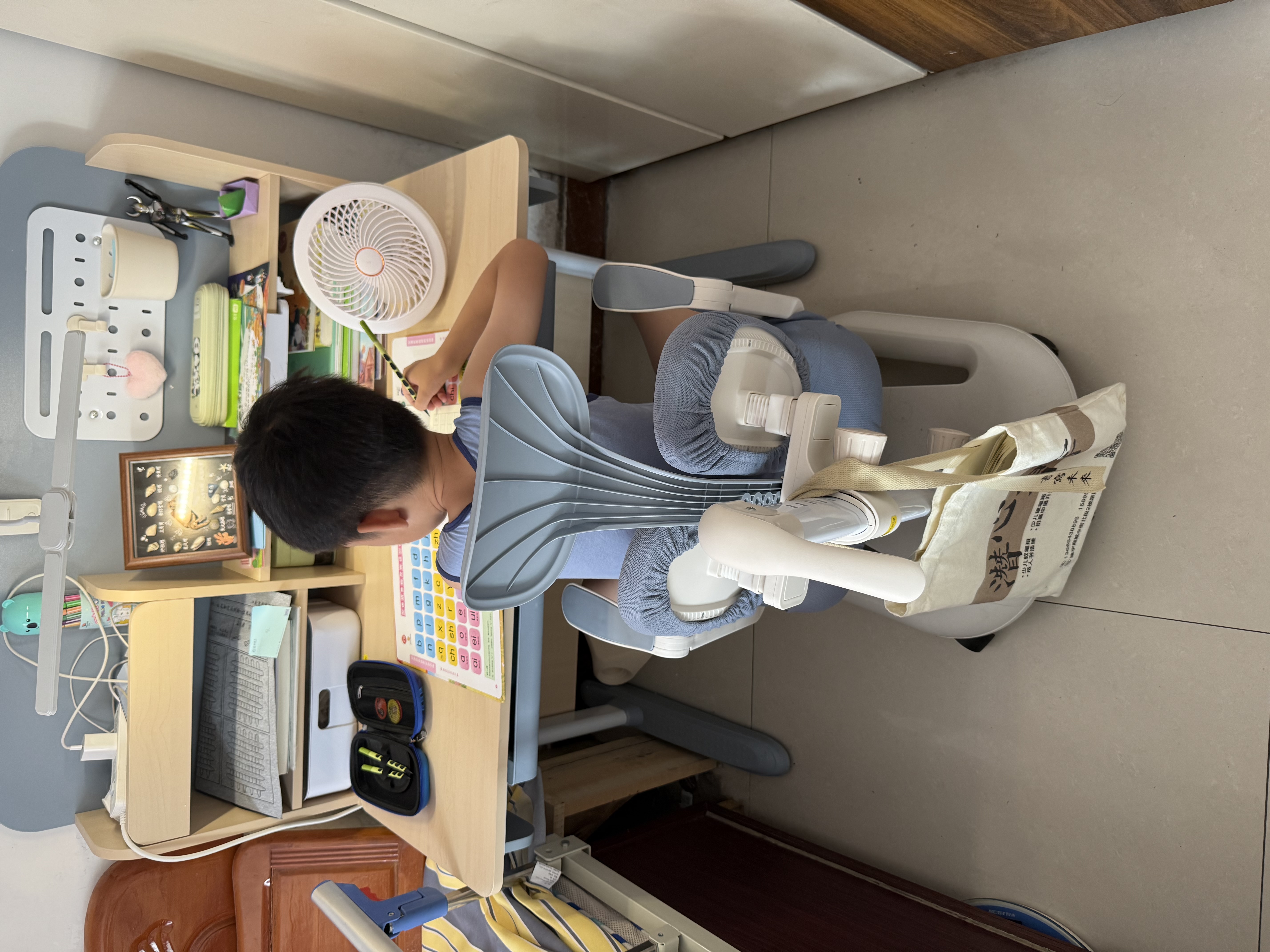 读书郎儿童学习书桌椅套装可升降中小学生桌椅子写字家用课桌香草蓝T12 1米楹木桌+加高书架+追背椅 蓝 实拍图