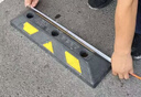 百舸（BAIGE）停车位挡车器 车库限位器 倒车定位器止退器 三黄标准款 橡塑款 一对装 60*16*10 CW283288 实拍图