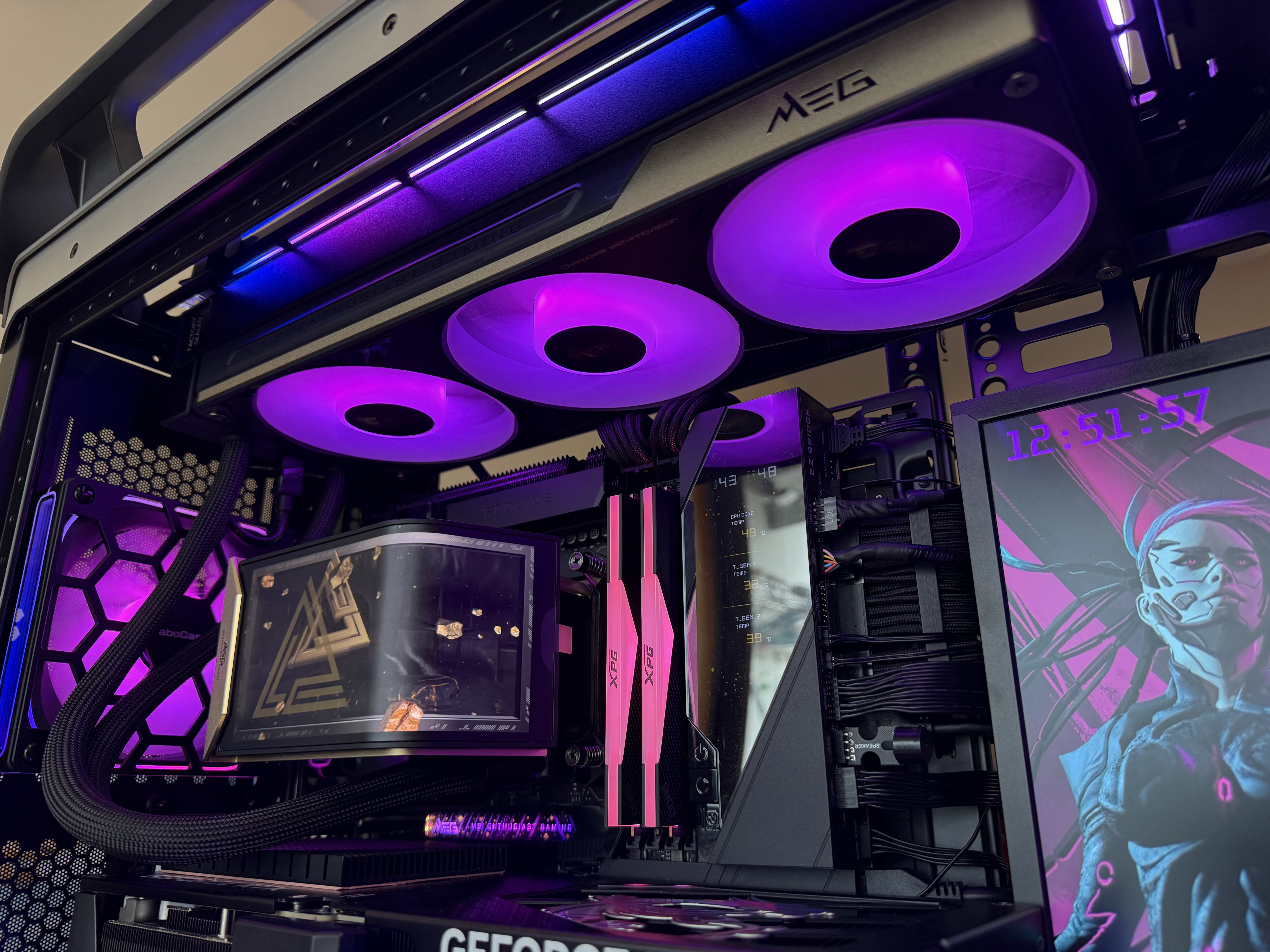 微星（MSI）超神MEG CORELIQUID E15 360一体式CPU水冷散热器6.67英寸AMOLED曲面屏幕/独立MCU/支持9800X3D 实拍图