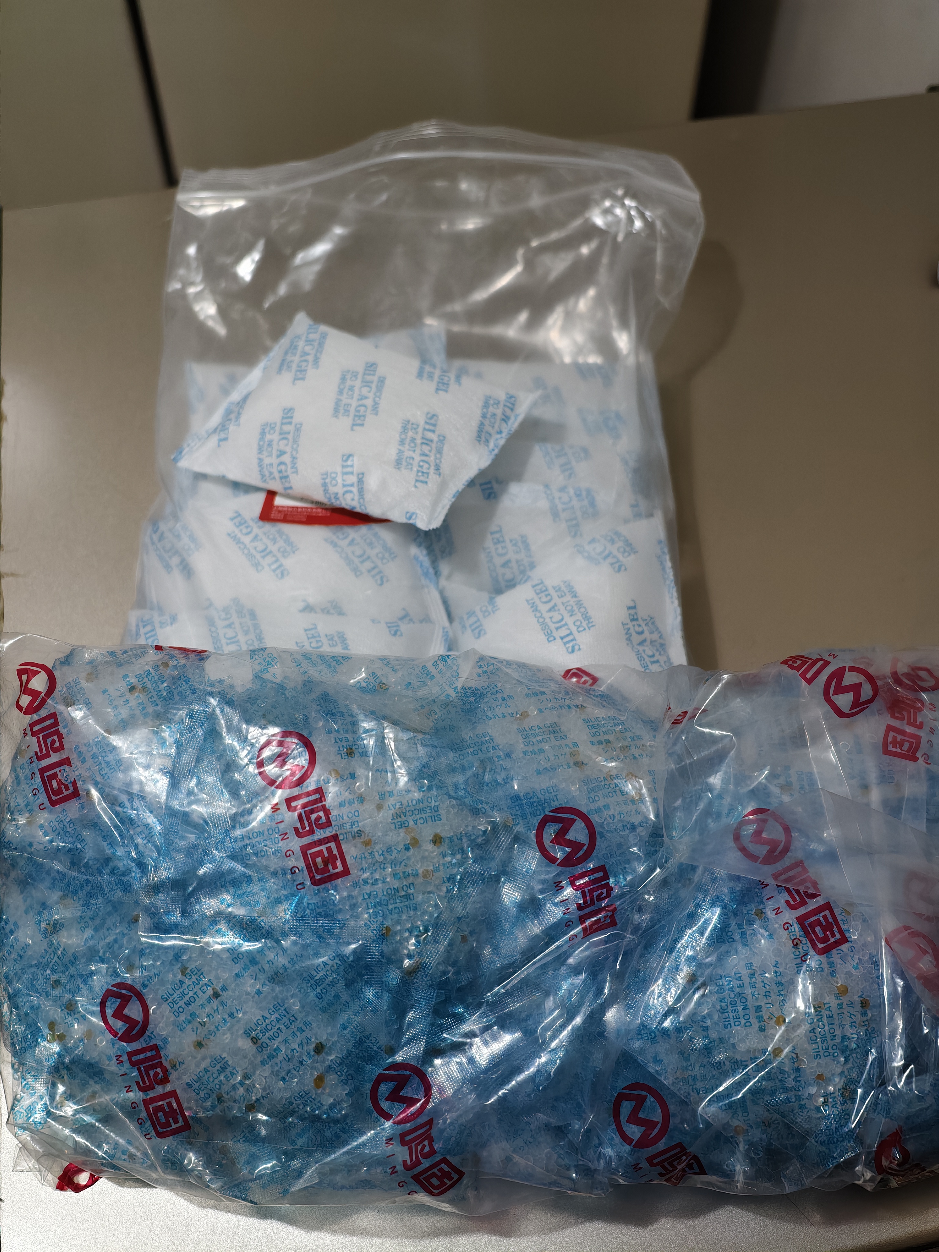 鸣固 大包干燥剂 吸湿透明硅胶颗粒珠电子产品工业用金属机械设备仓库服装箱包防潮剂 100克*10袋  CD129209 实拍图