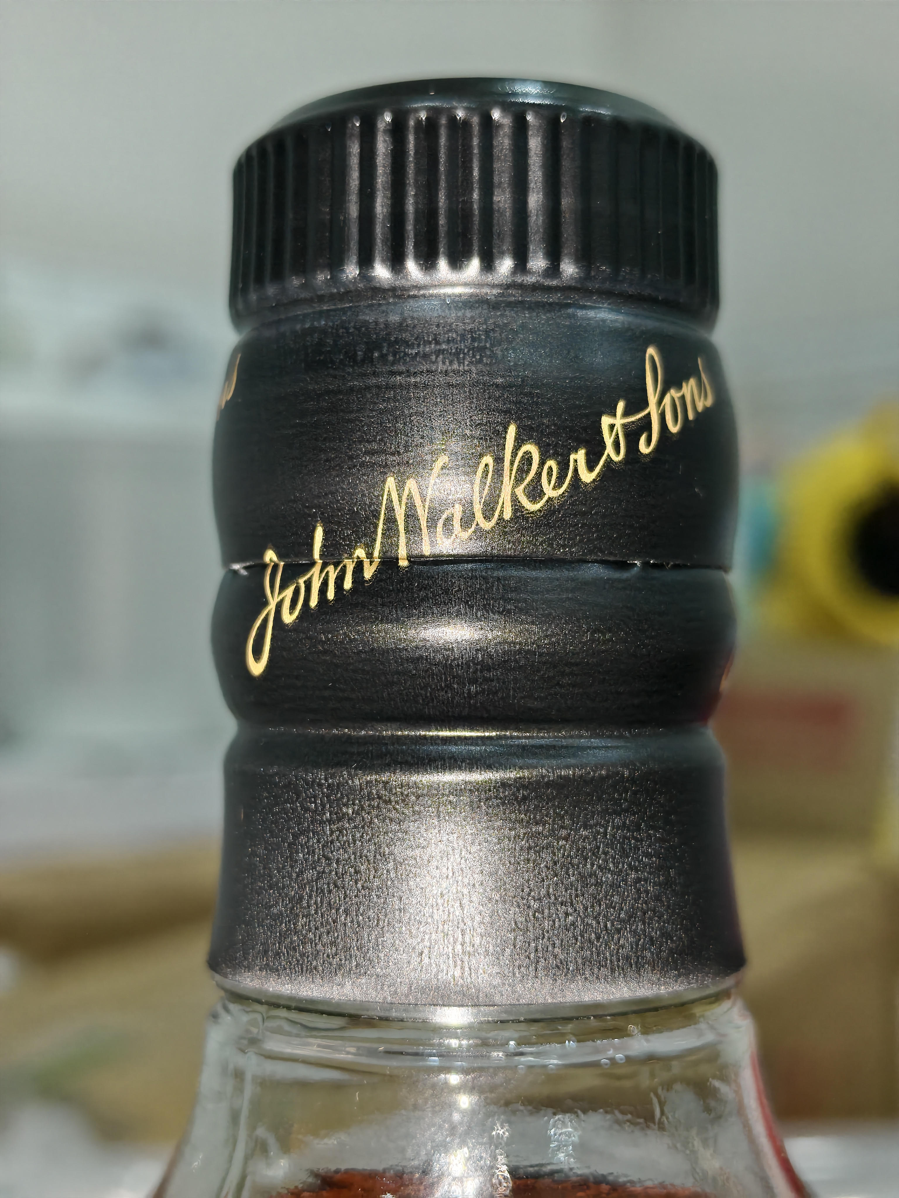 尊尼获加（JOHNNIE WALKER）【国际 裸瓶 有码】送礼黑方黑牌 12年 苏格兰 调和型威士忌 尊尼获加黑方 700mL （有珠有码无盒） 晒单实拍图