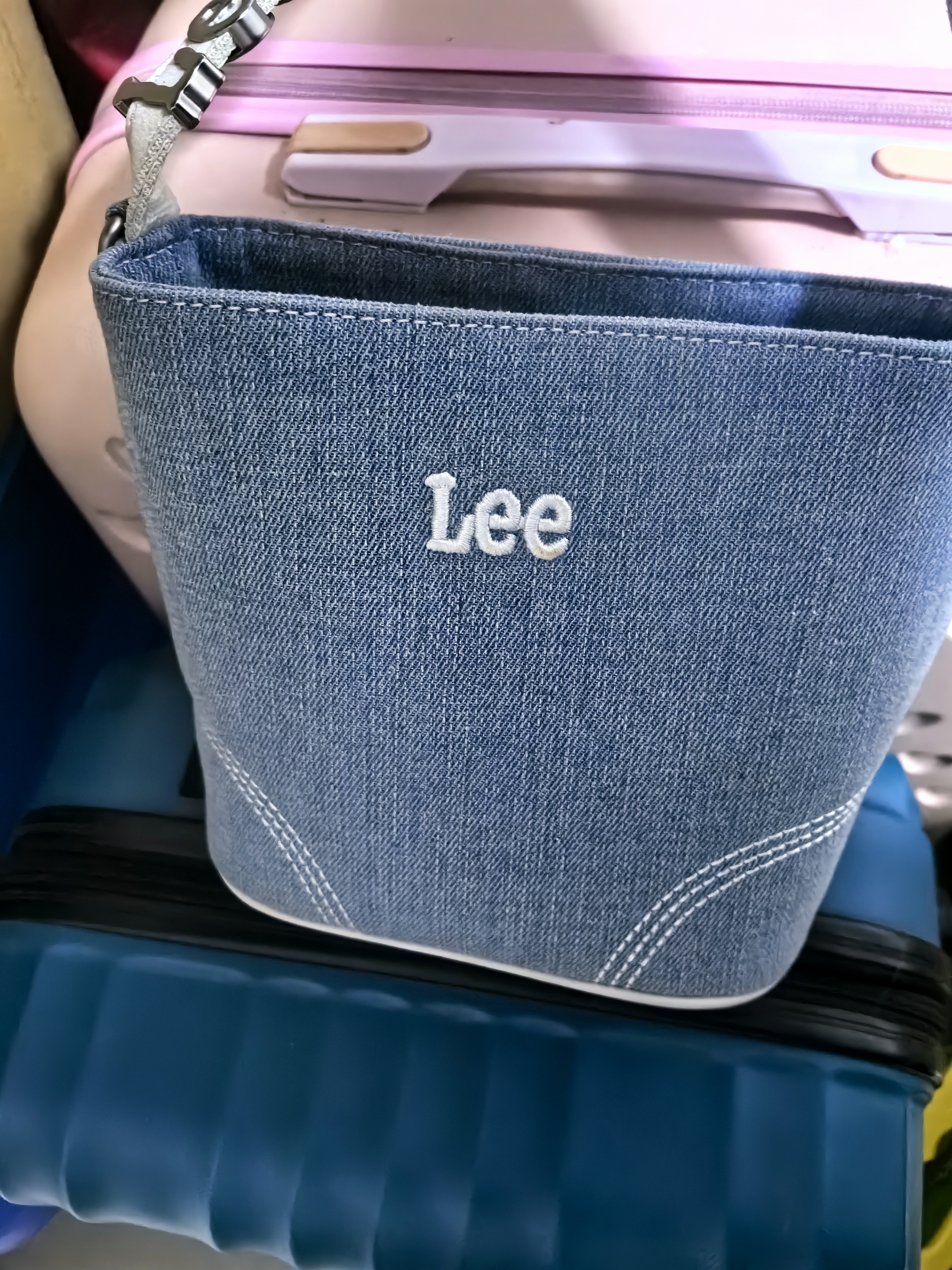 Lee 摩登丹宁水桶包托特大学生手提单肩女包生日礼物 浅牛仔色 实拍图