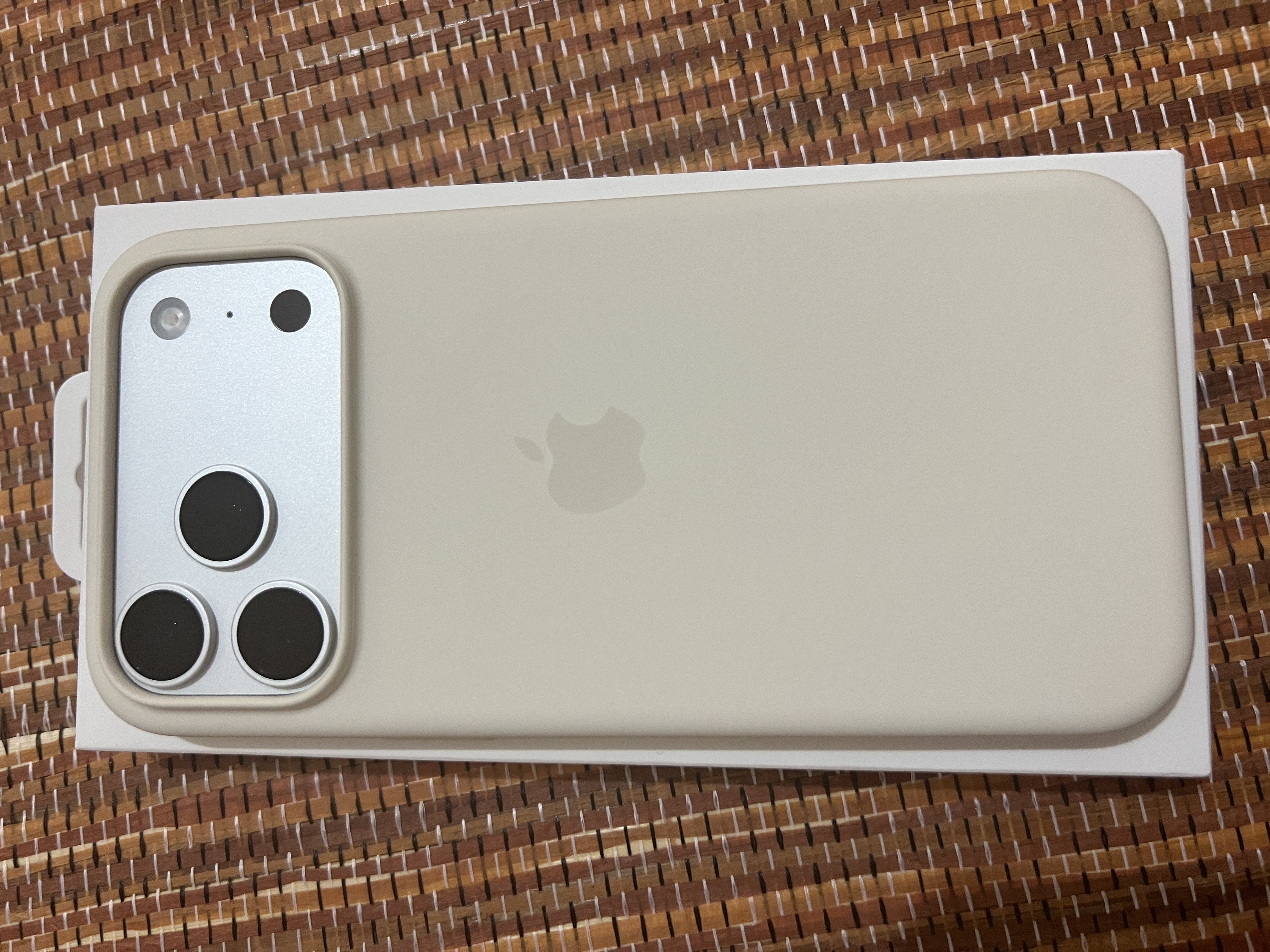 Apple/苹果 iPhone 17 Pro Max硅胶手机壳-香草色 磁吸保护壳苹果手机壳全包旗舰店原装 实拍图