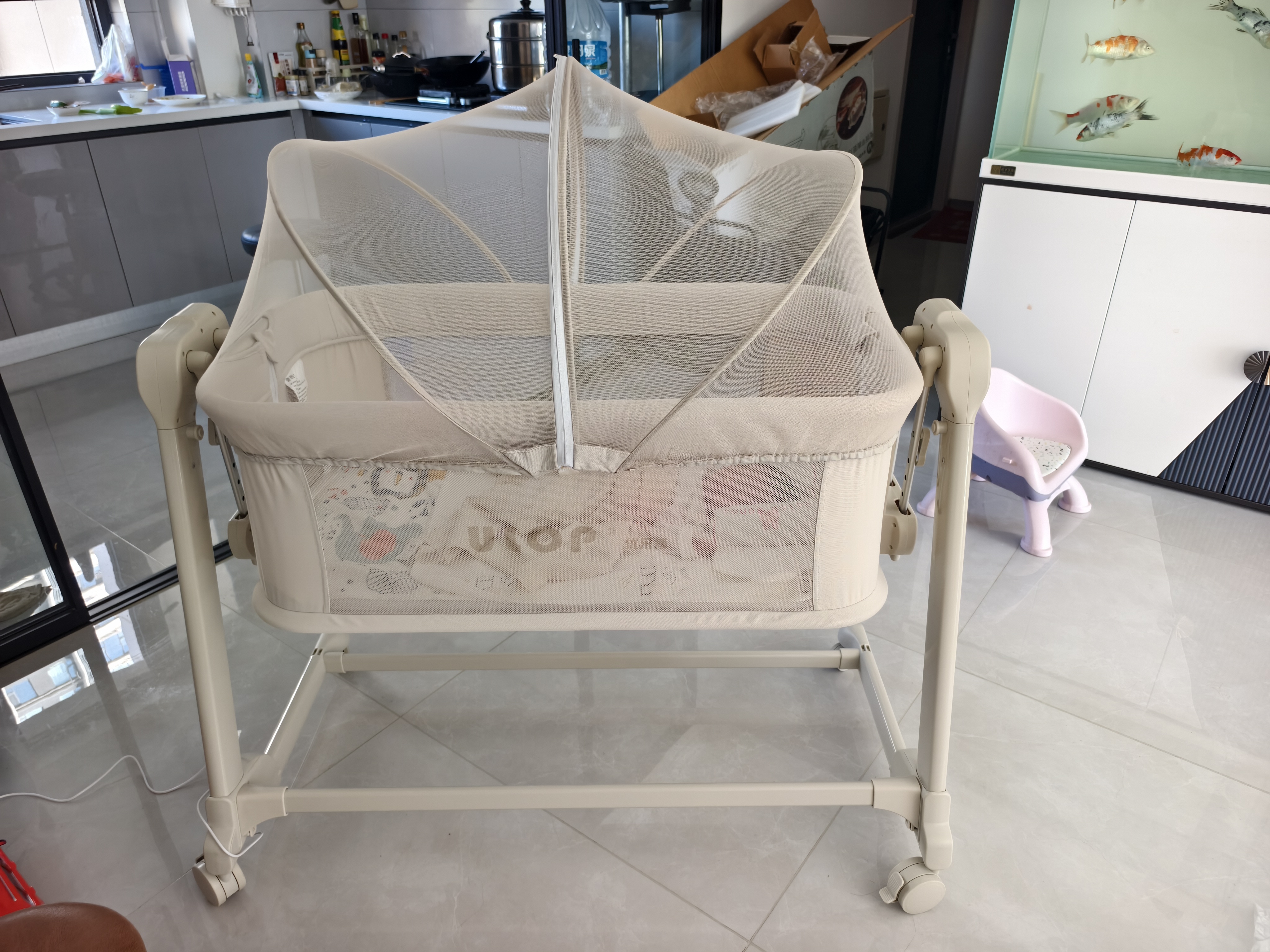 优乐博（ULOP）多功能婴儿床可移动拼接床婴儿电动摇篮床新生儿宝宝哄睡摇摇床 带床垫高度可调节防吐奶婴儿床 自动哄睡/五档平摇/婴儿用品/新生儿礼物 实拍图