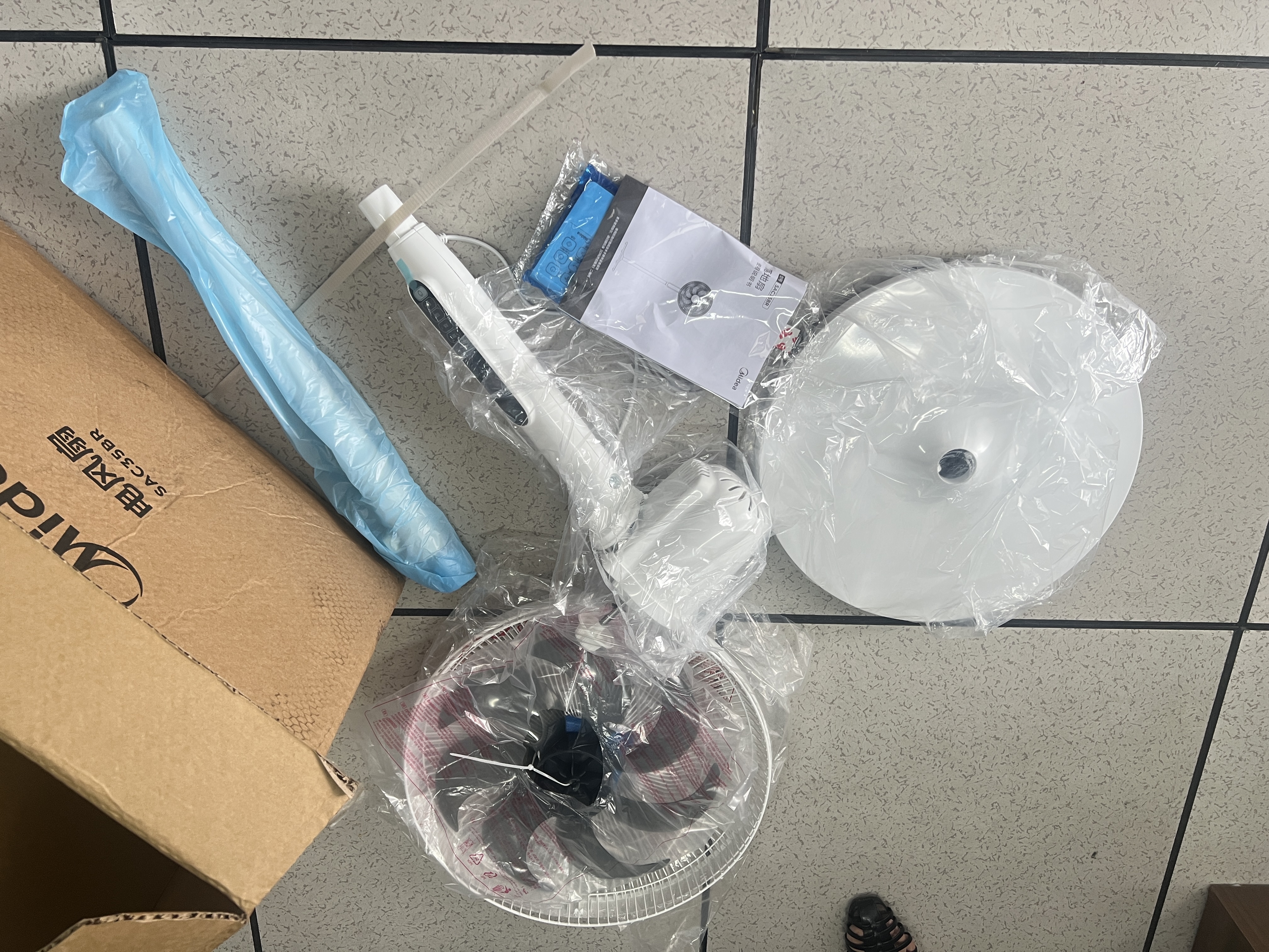 美的（Midea）电风扇落地扇家用大风量 远距离强风轻音送凉电扇 立式落地风扇家用卧室客厅办公桌面加高加大飓风 【白色遥控】7h定时 实拍图