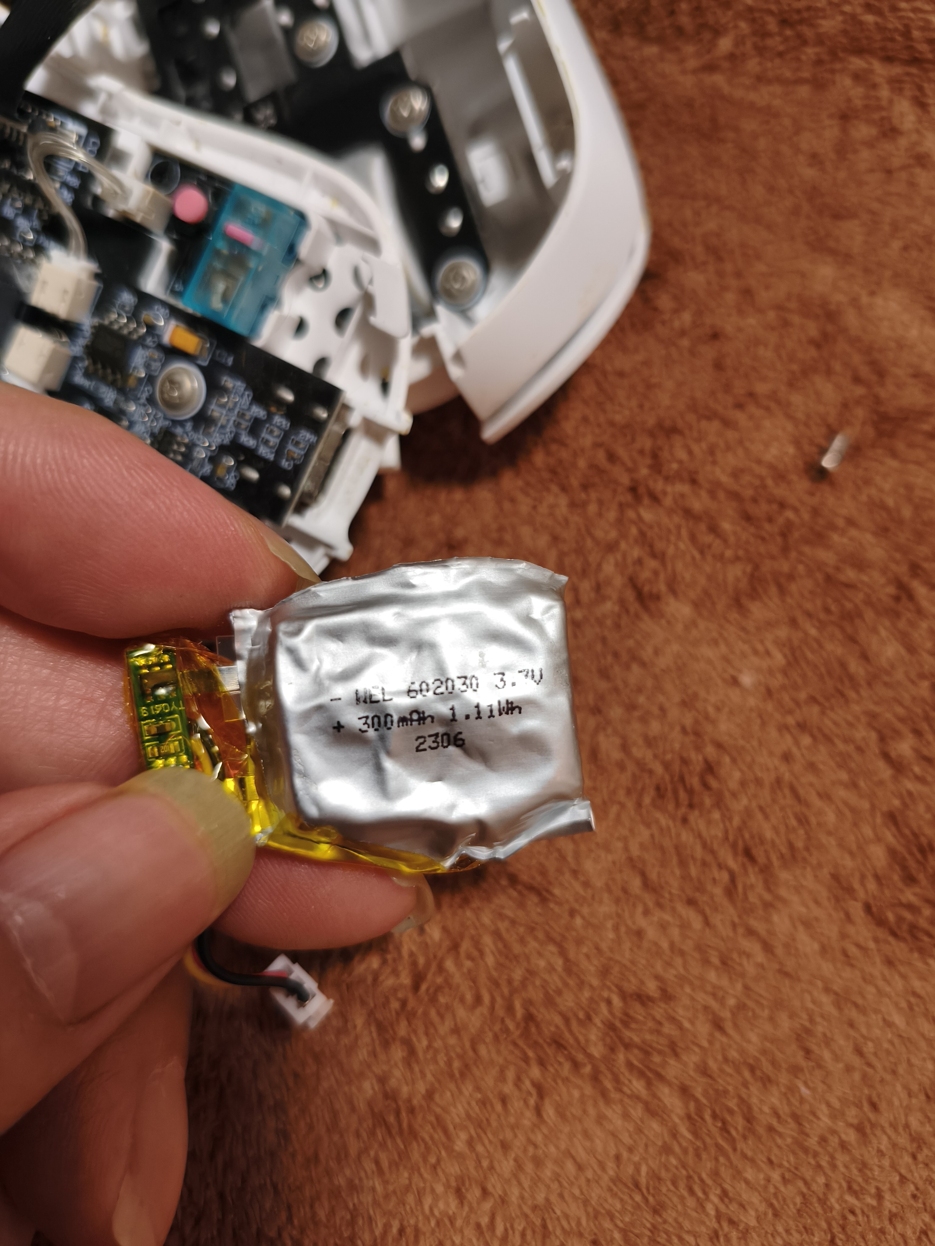 狼蛛（AULA）SC580SE/SC580pro无线蓝牙有线三模鼠标 10000DPI游戏鼠标 轻量化电竞鼠标电脑笔记本通用 月光白【防滑贴+鼠标垫】 实拍图