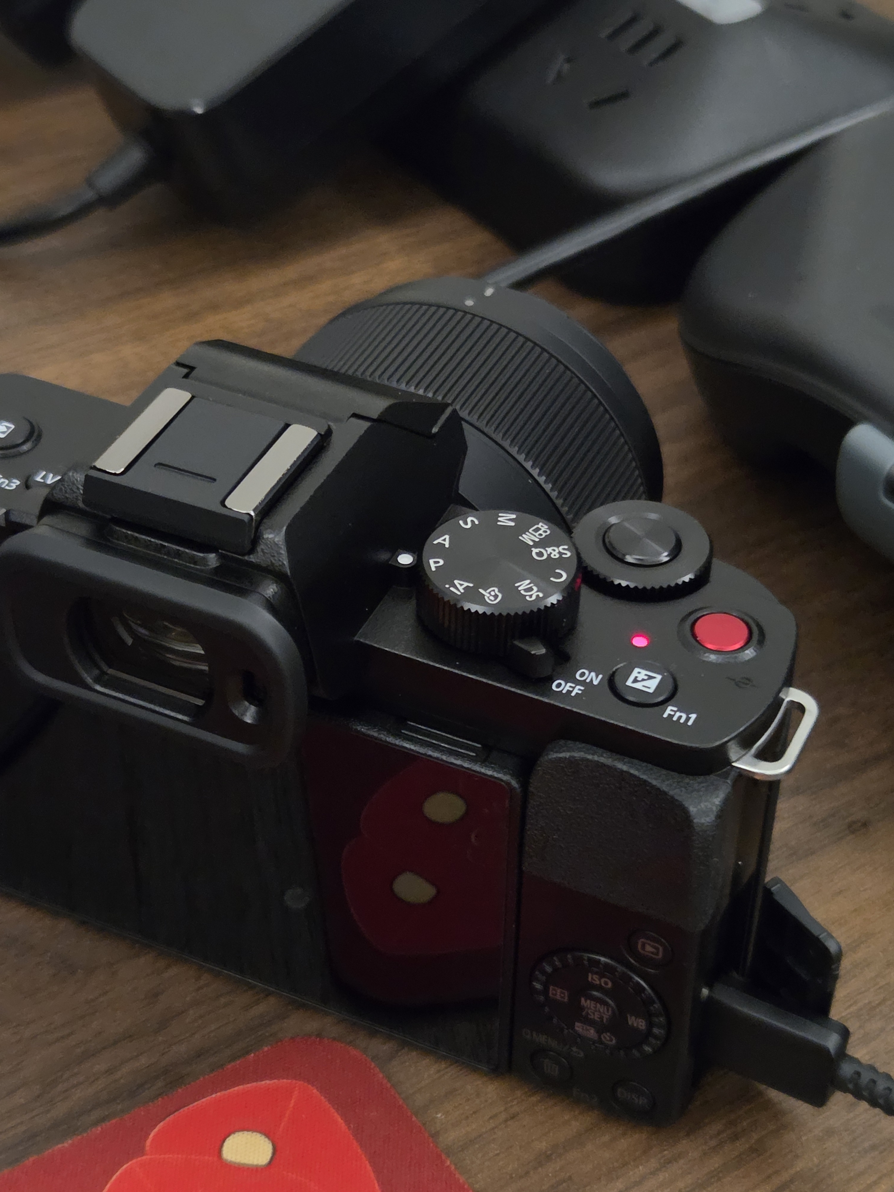 松下（Panasonic）Lumix G100D M43画幅相机 M43卡口 微单相机 无反数码相机 G100D单机+【25mmF1.7】单镜头定焦 实拍图