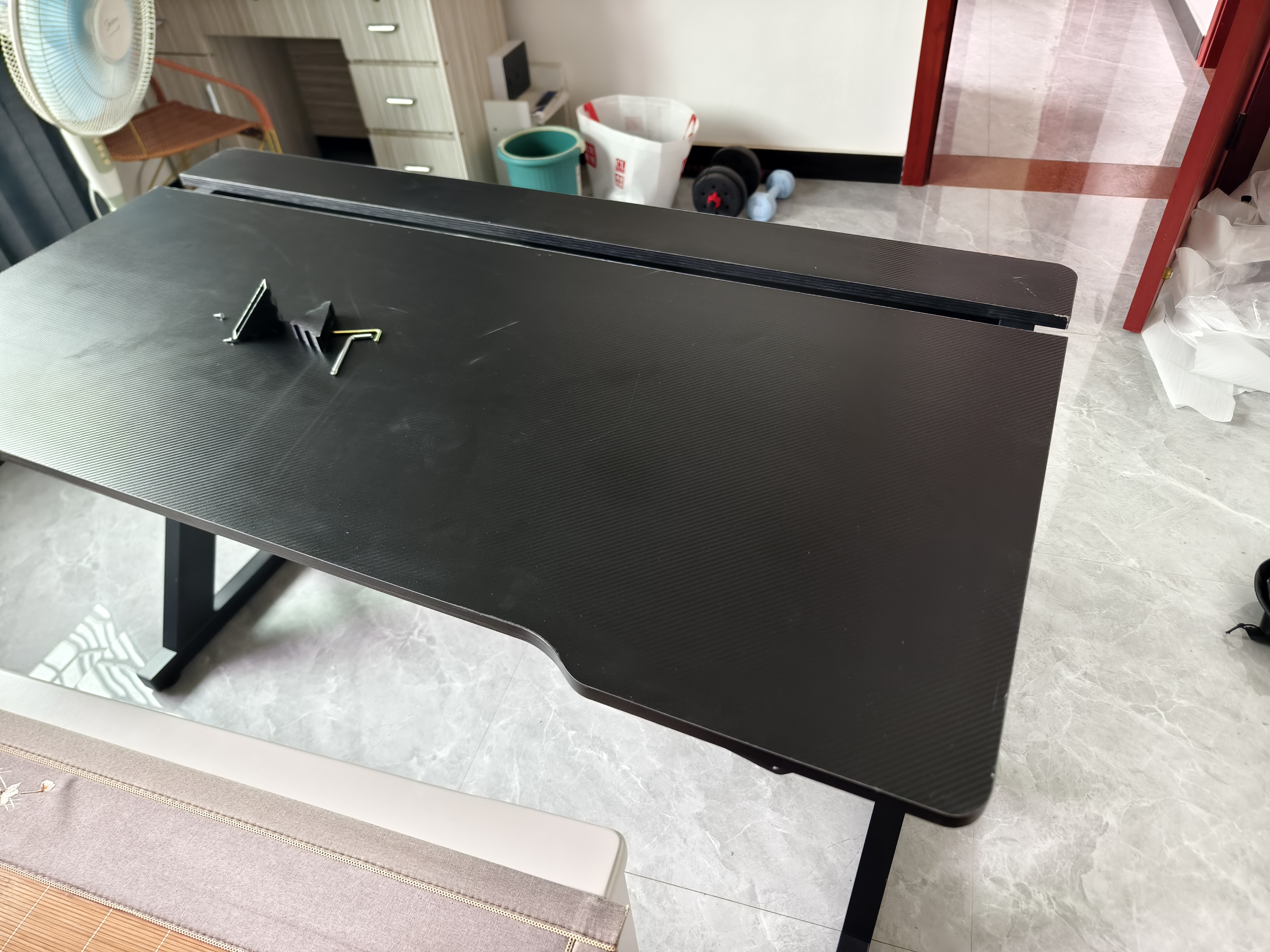 一棵柠檬电脑桌电竞桌台式家用电竞游戏桌家用书桌办公书桌简约书房写字桌 黑色碳纤维加厚18mm实木生态环保桌面 140*75*75cm【二段分板】 实拍图