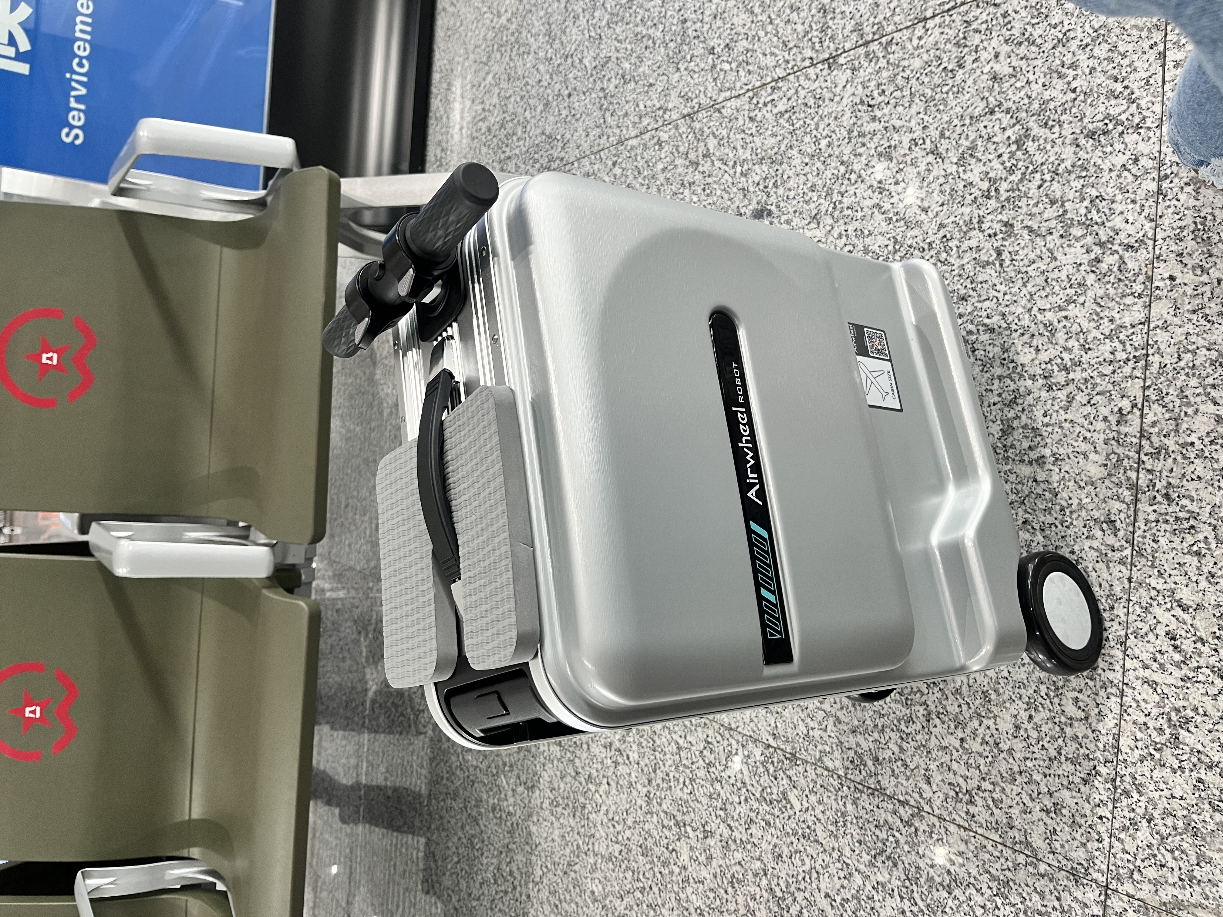爱尔威（Airwheel）电动行李箱可骑行智能登机拉杆箱代步旅行箱20英寸智慧版—银 实拍图