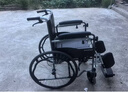 鱼跃手动轮椅车护理轻便可折叠带便盆餐板老人专用代步骨科腿H059B 实拍图