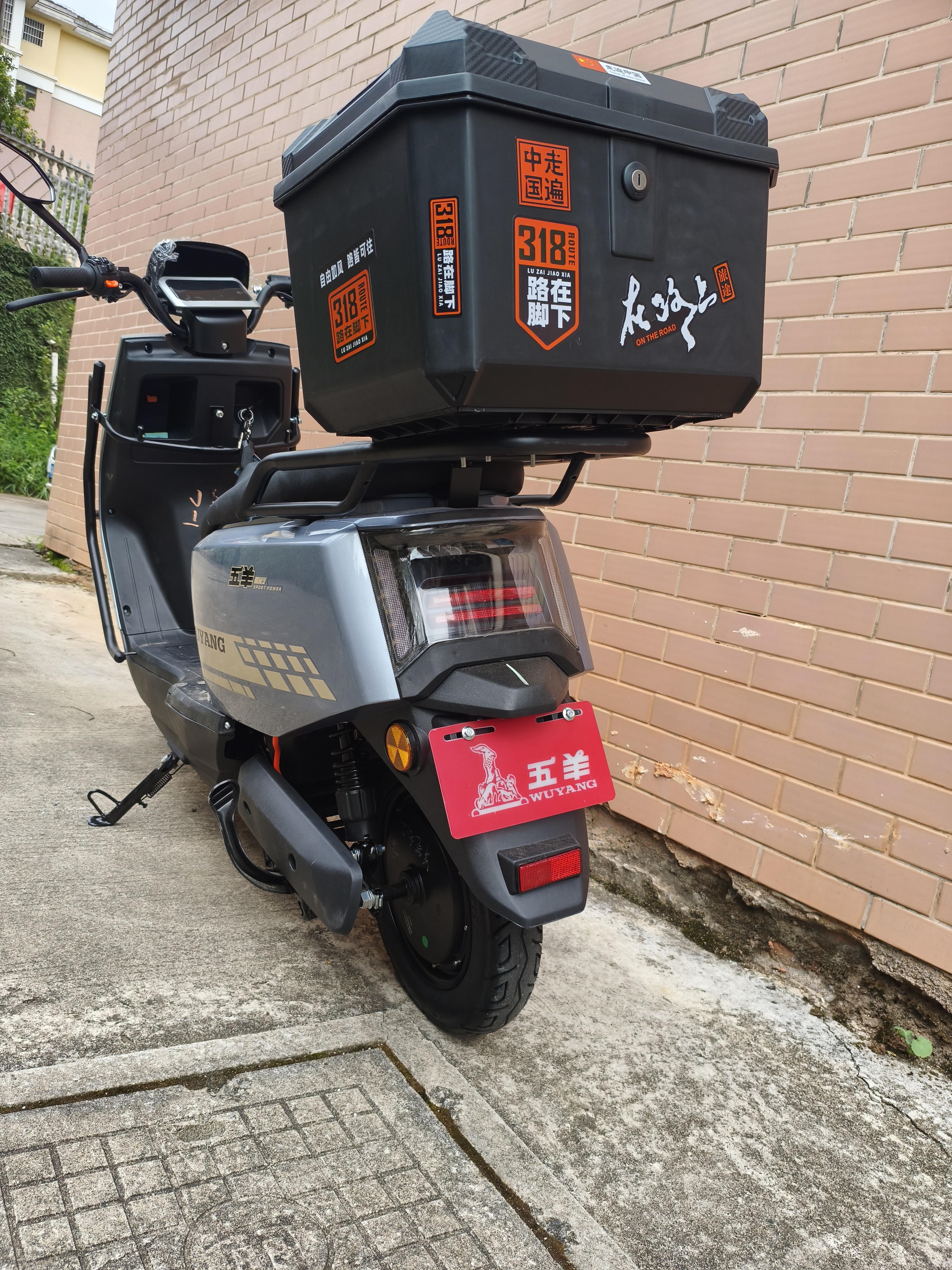 五羊【官方正品】电动摩托车2000W高速大功率电动车男女俩轮代步电动摩托车 科技灰/速度70M/前后双碟/杠箱版 72V26A/全新石墨烯电池/木架发货 实拍图