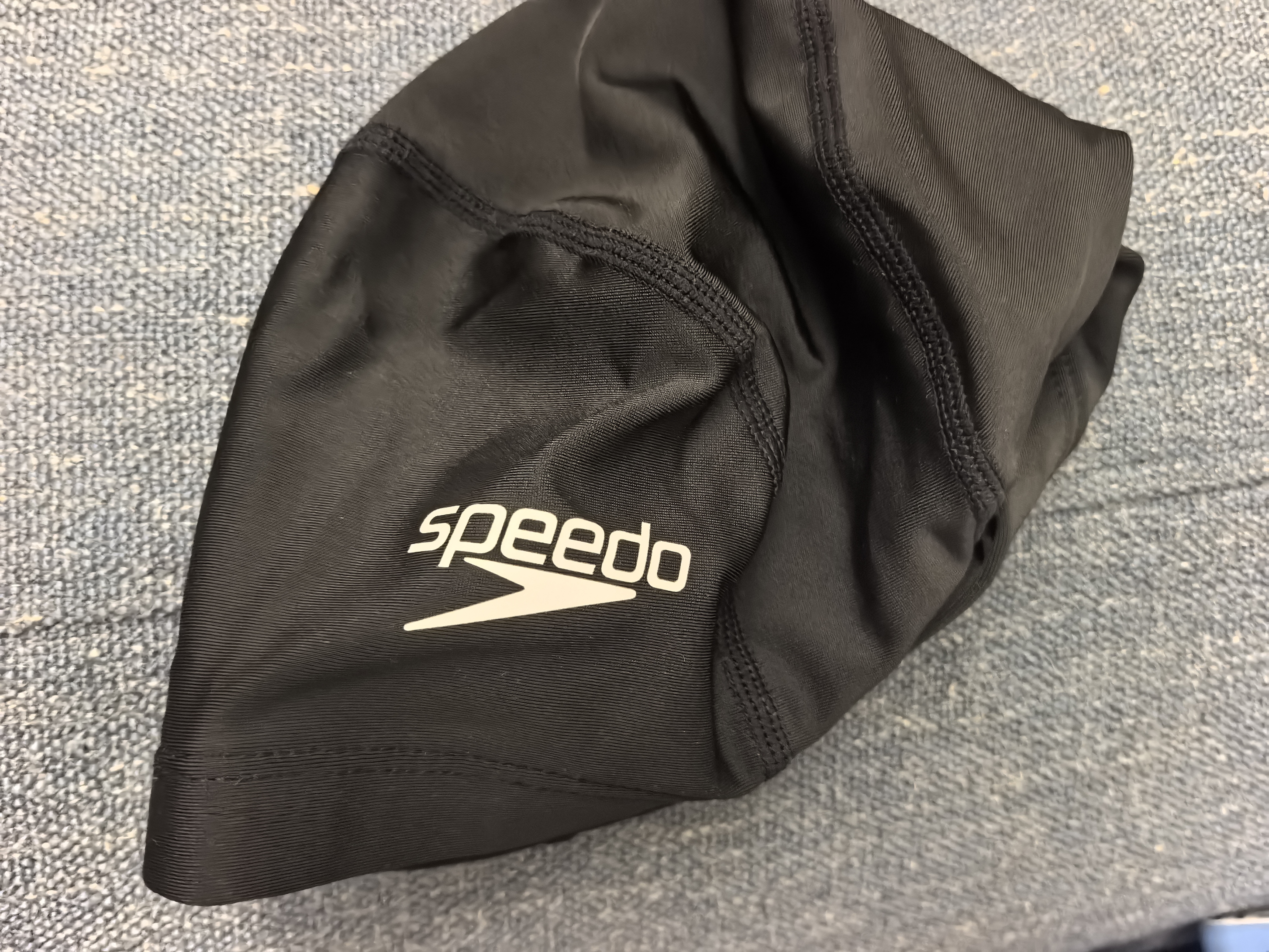 速比涛（Speedo）成人泳帽EPP纯色游泳布帽入门款防水舒适高弹不勒头轻盈透气 黑色 实拍图