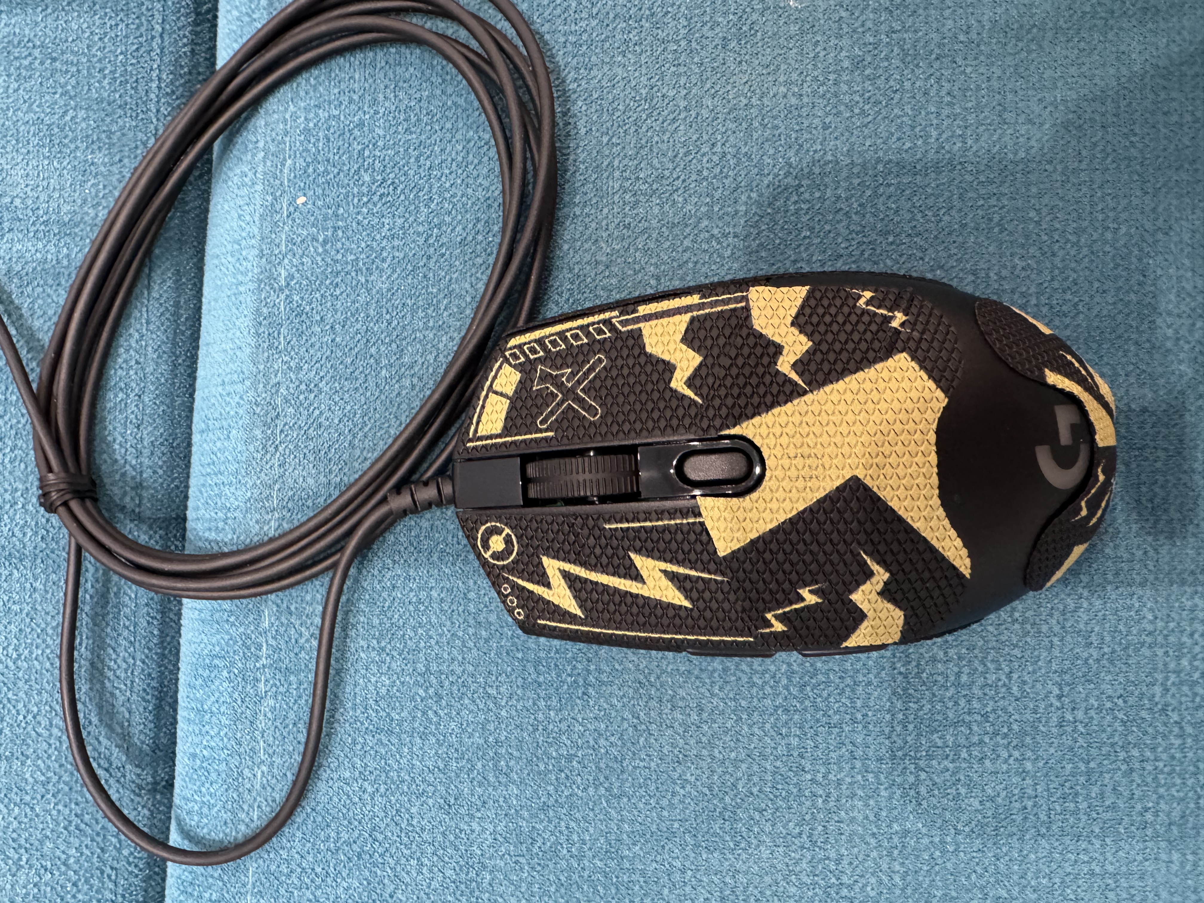 罗技（G）G102游戏鼠标有线机械RGB流光灯效小手轻量化电竞游戏鼠标 宏编程吃鸡英雄联盟送男友 G102二代黑色+黑色闪电防滑贴 实拍图