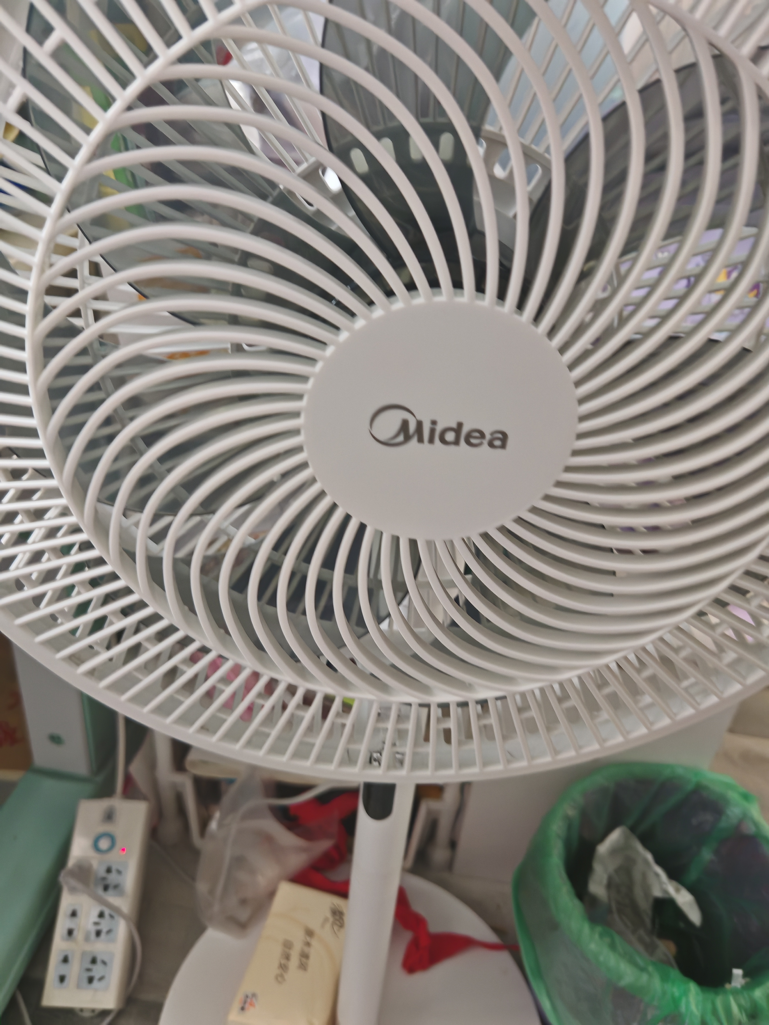美的（Midea）【飓风节能】七叶柔风立式电风扇/家用轻音落地扇/台式小型风扇/大风力遥控定时摇头风扇 SAH35BSJ 实拍图