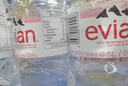 依云（evian）高端天然矿泉水 500ml*24硬瓶 法国原装进口饮用水 会议商务用水 实拍图