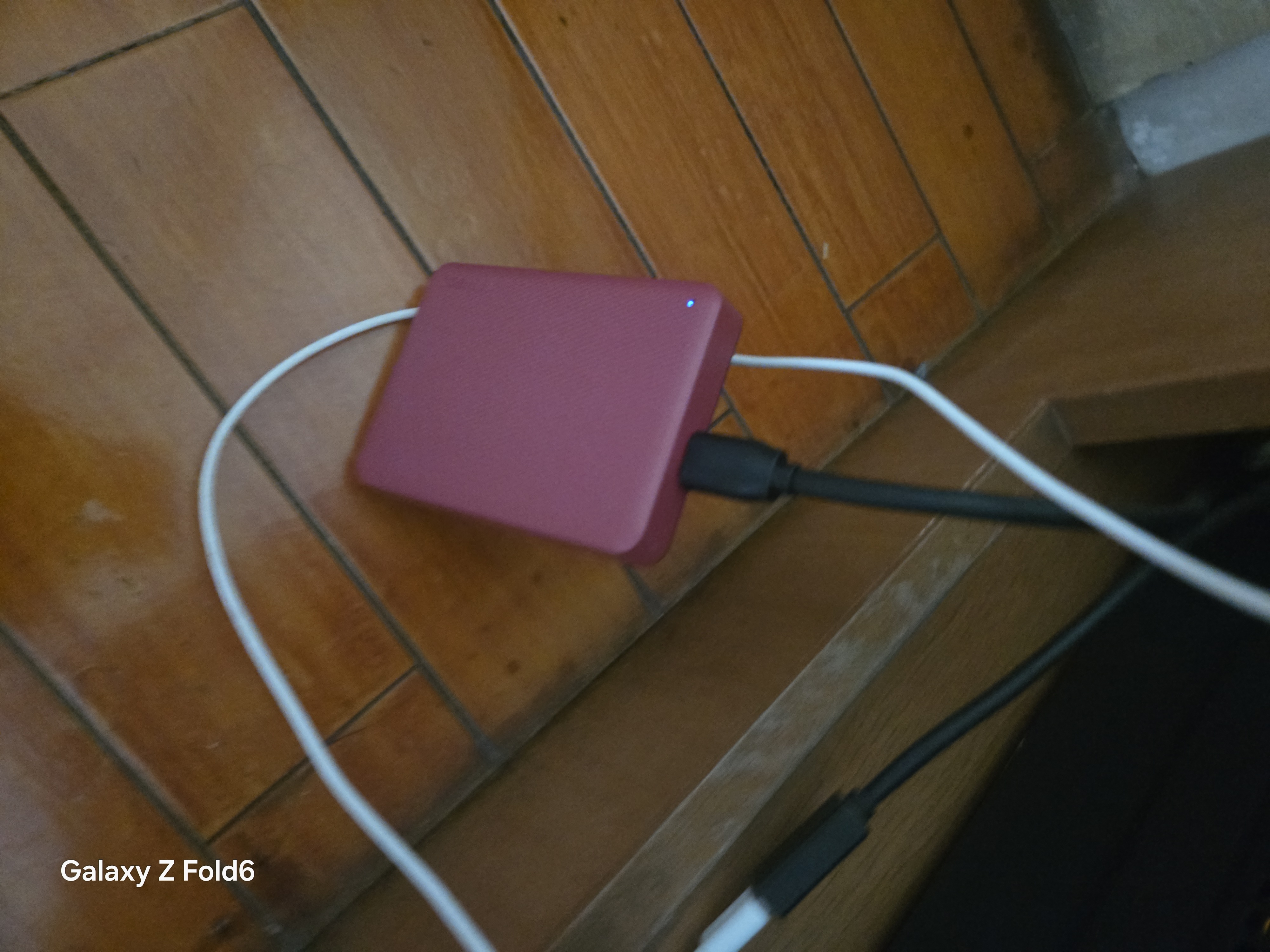 东芝（TOSHIBA）4TB 移动硬盘机械 V10系列 USB3.2 Gen 1 酒红 大容量 兼容Mac 高速传输 密码保护 轻松备份 实拍图