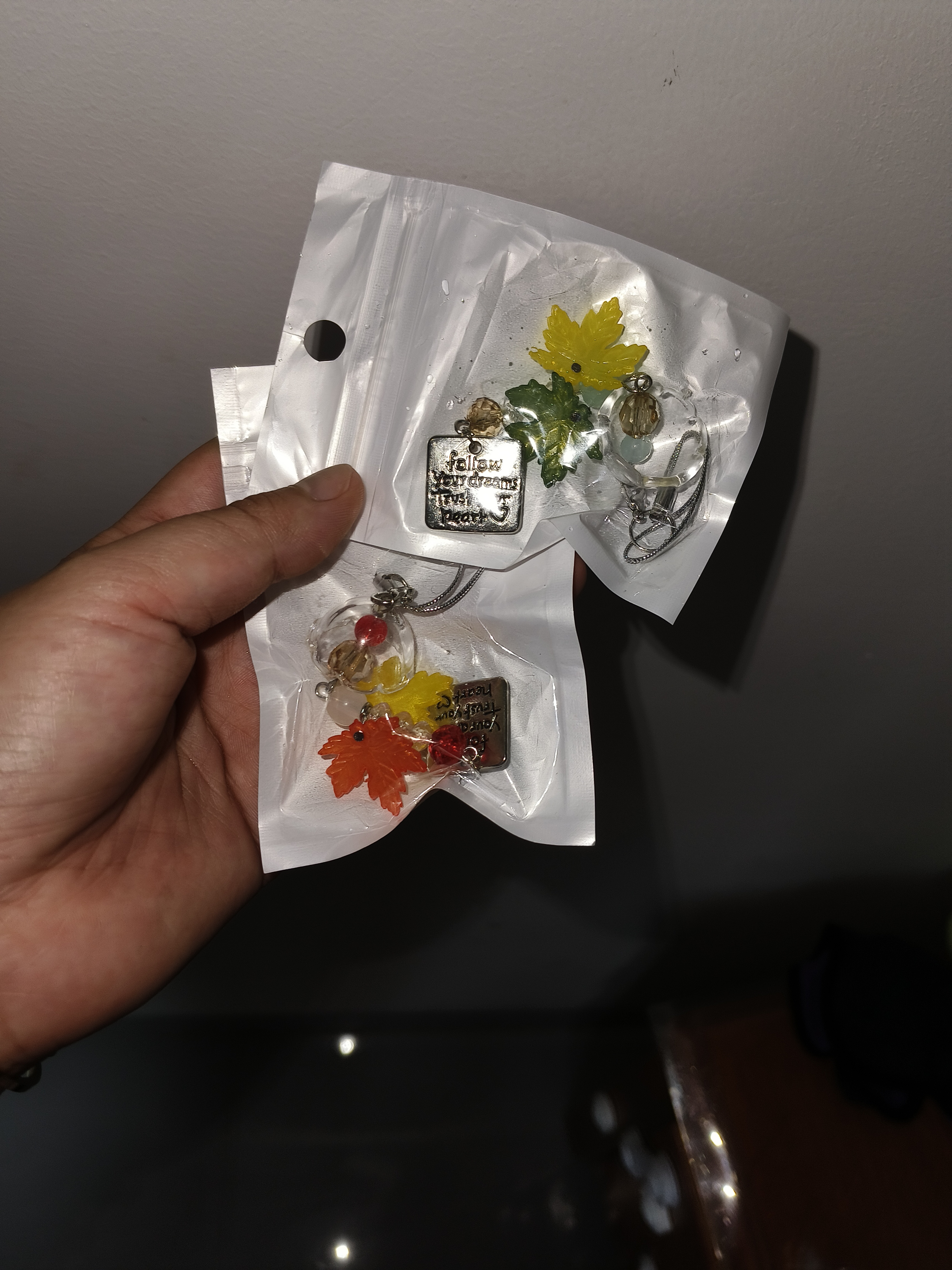 枫叶ccd风铃手机链挂件包包笔袋相机钥匙扣挂绳挂饰百搭简约礼物 红色枫叶+绿色枫叶风铃SJ-105+SJ-137 实拍图
