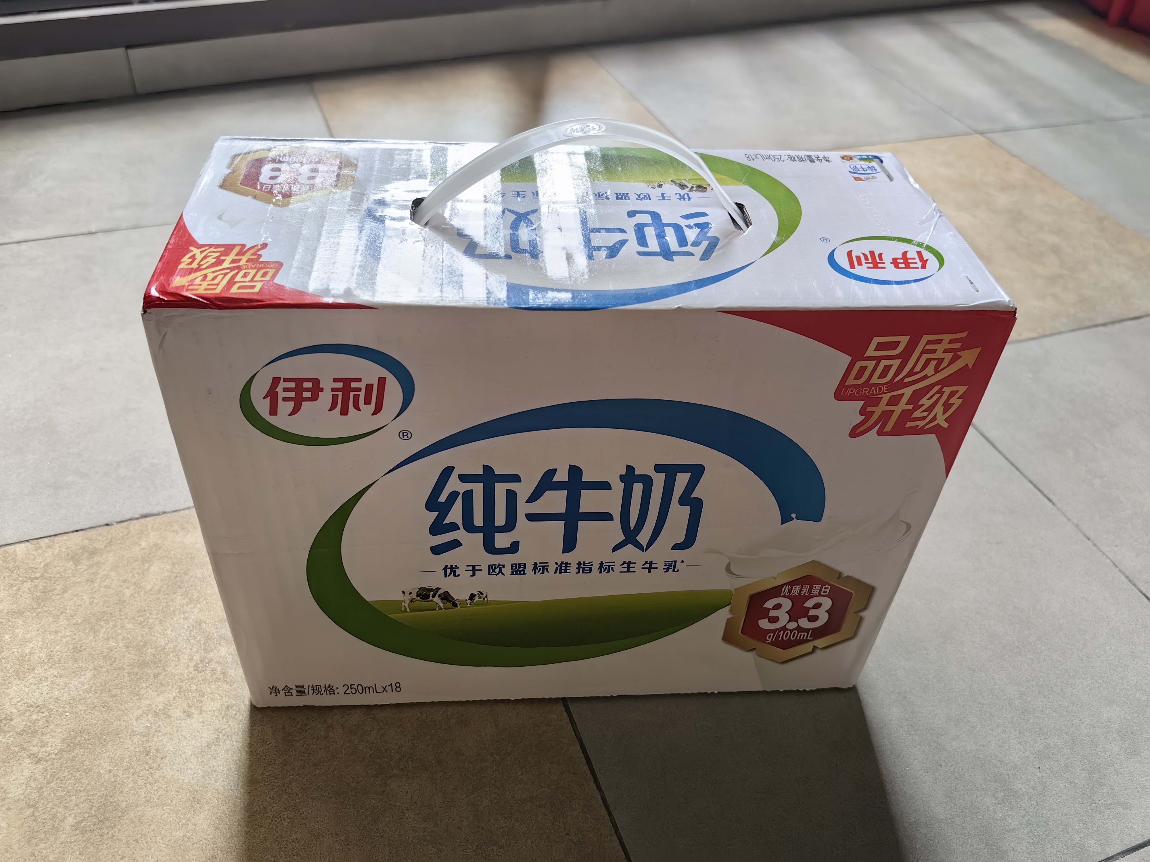 伊利全脂纯牛奶 250ml*18盒 每100ml含3.3g蛋白质 礼盒装 5月产 实拍图