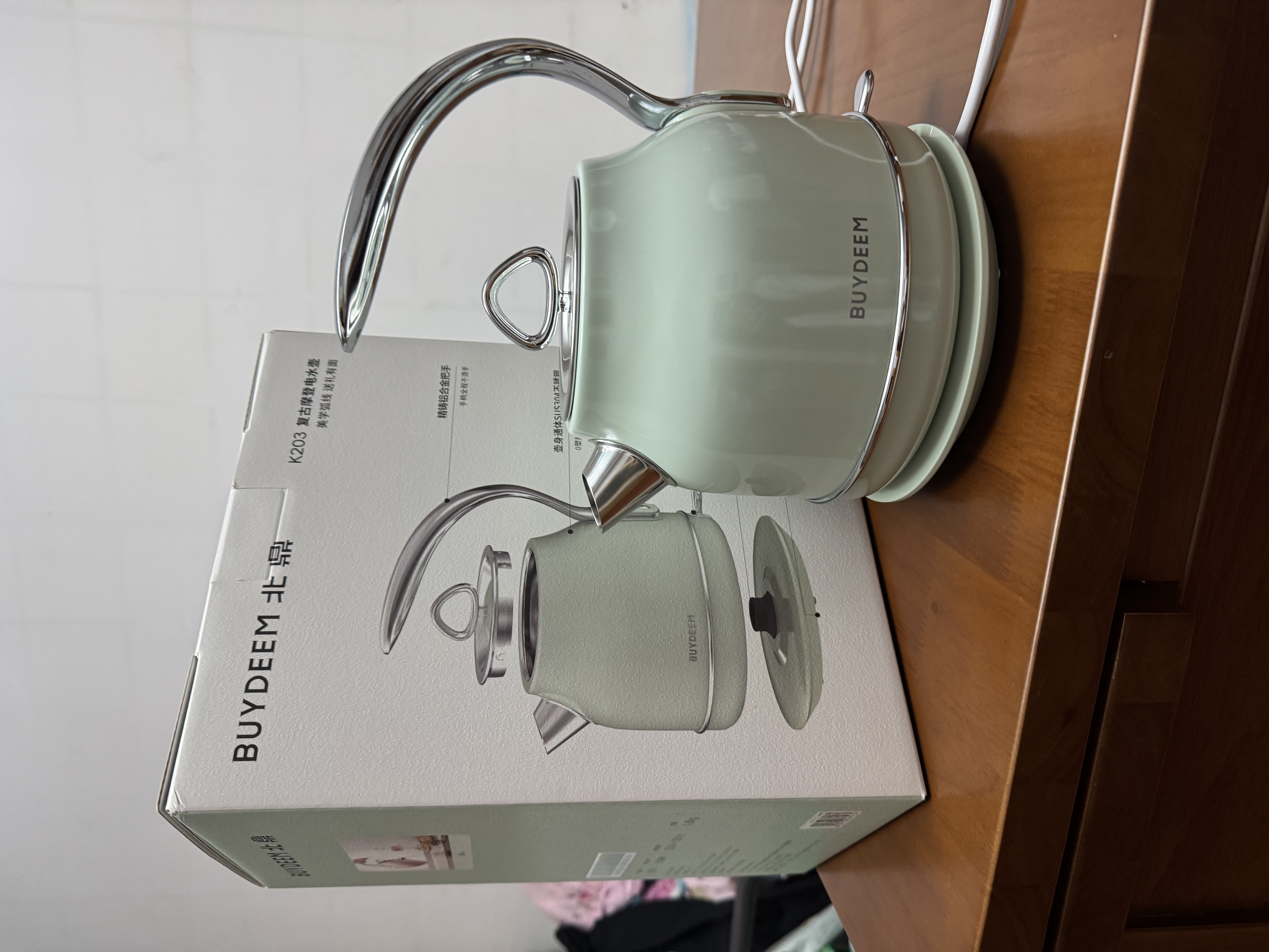 北鼎（Buydeem）电热水壶 家用烧水壶热水壶 304不锈钢烧水器 精铸铝合金把手 小型电水壶煮水壶 1.2L 【浅衫绿】K203|304不锈钢 实拍图