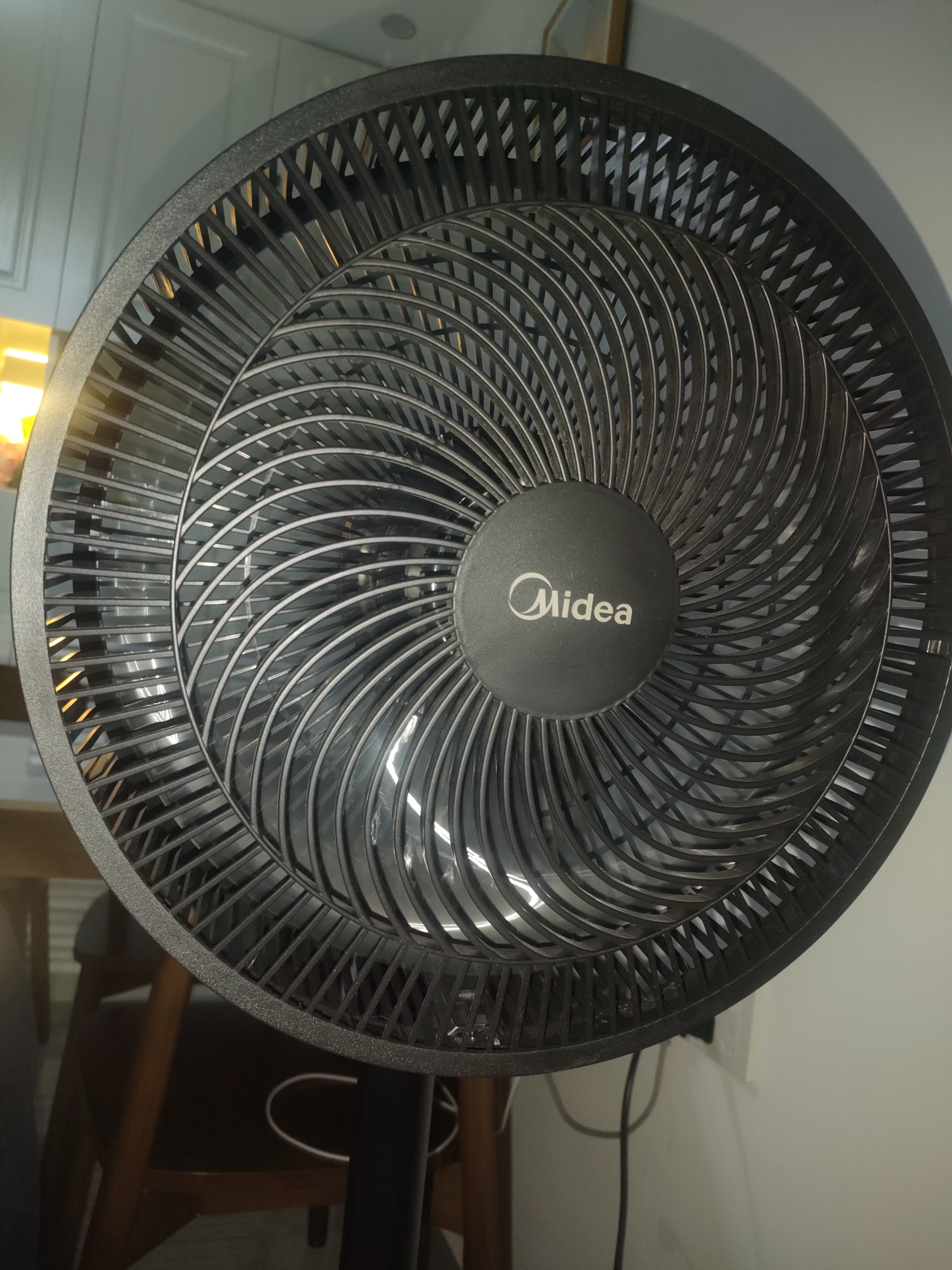 美的（Midea）【超级单品】七叶轻音立式电风扇家用柔风落地扇台式桌面小型风扇大风量节能摇头宿舍电扇 SAF30AB 实拍图