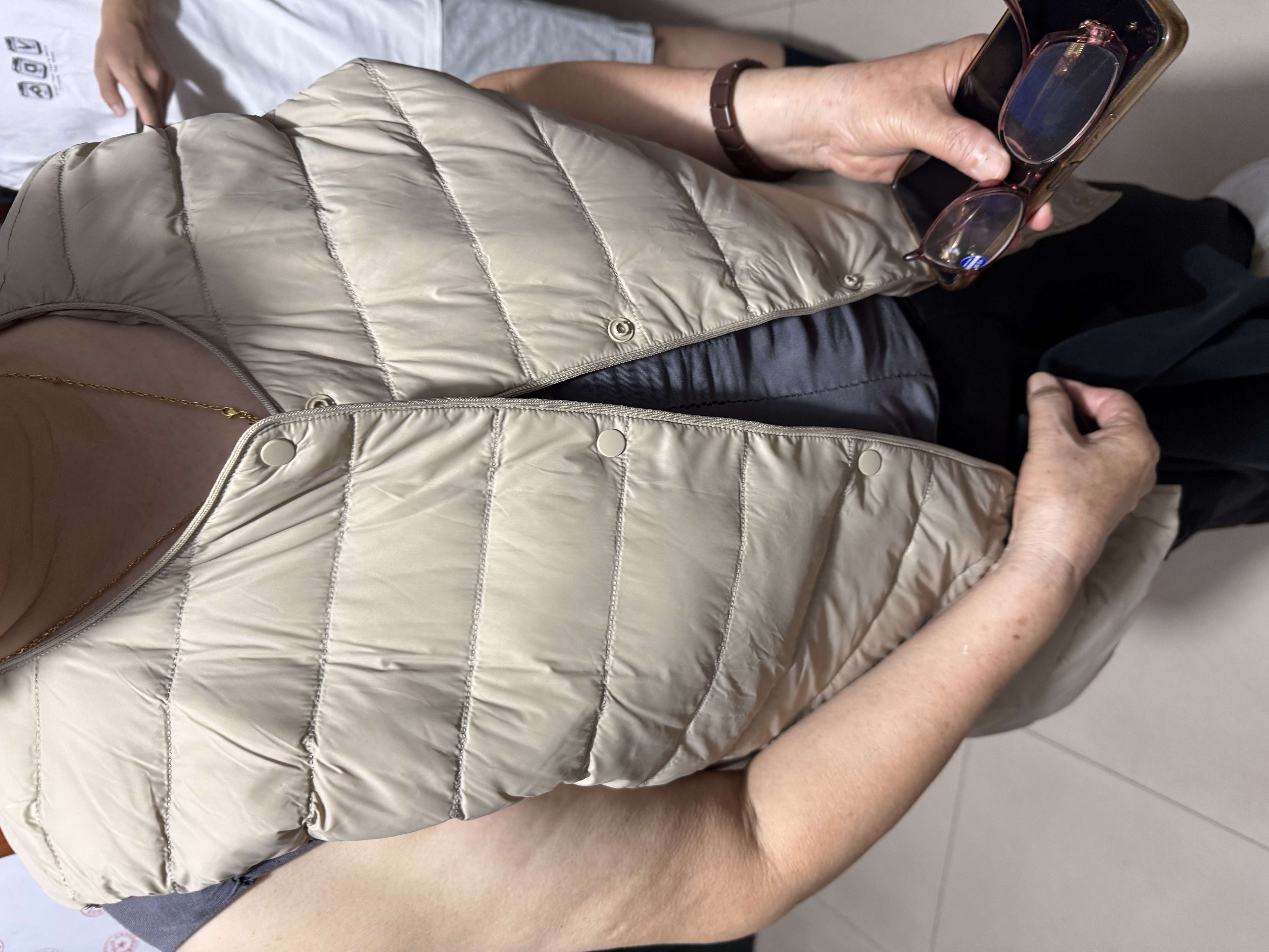 雪中飞26新款百搭时尚鸭绒女式内穿羽绒马甲便携轻薄松紧灯笼袖鸭绒 浅亚麻|7100 3XL 185/104A 实拍图