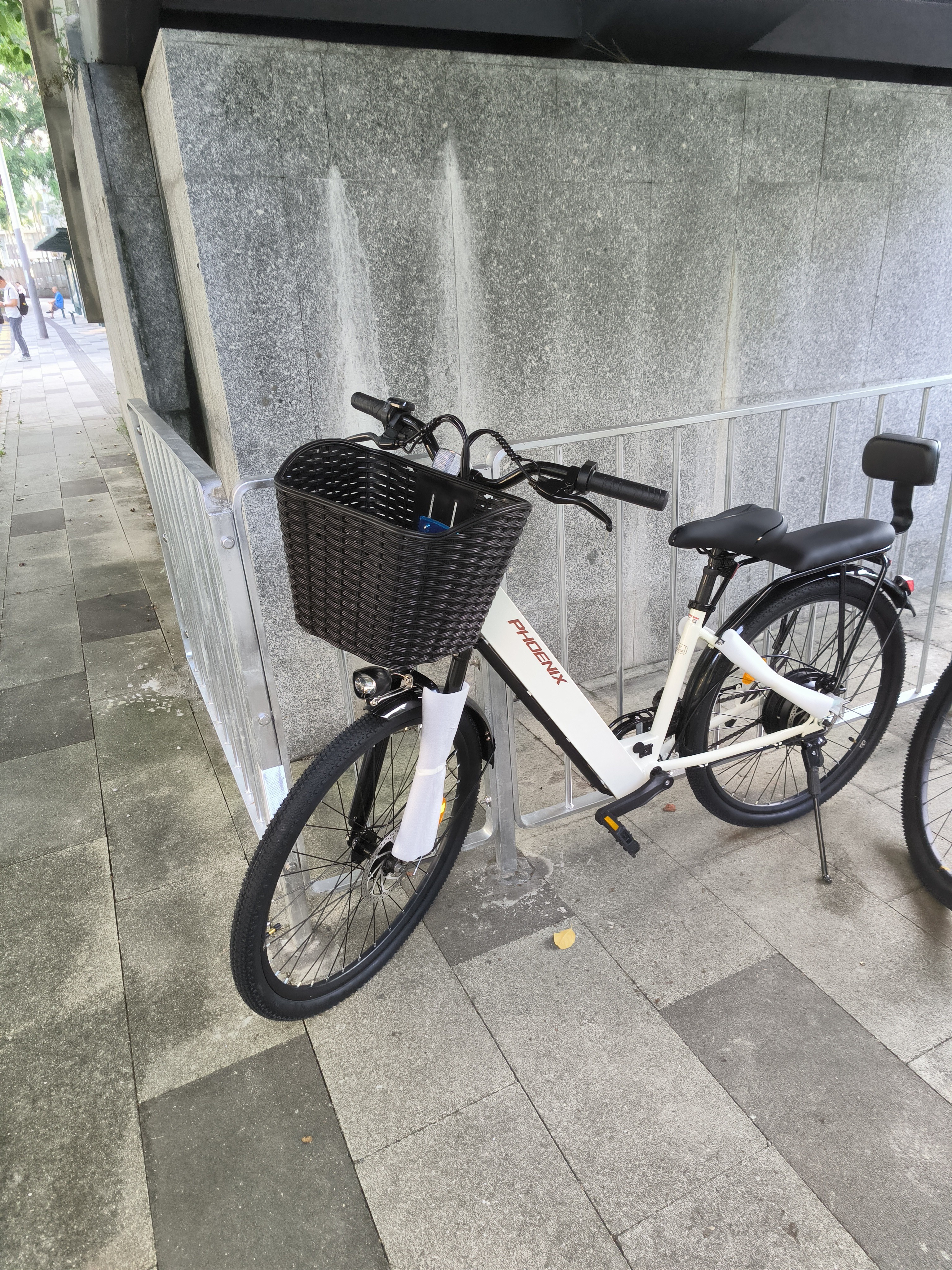 凤凰（Phoenix）【L8】电动自行车锂电池电动车男女通勤轻便长续航电助力自行车 L8奶白/速度传感/单速/线碟/26寸辐条轮/36V 10AH助力续航40-50公里 实拍图