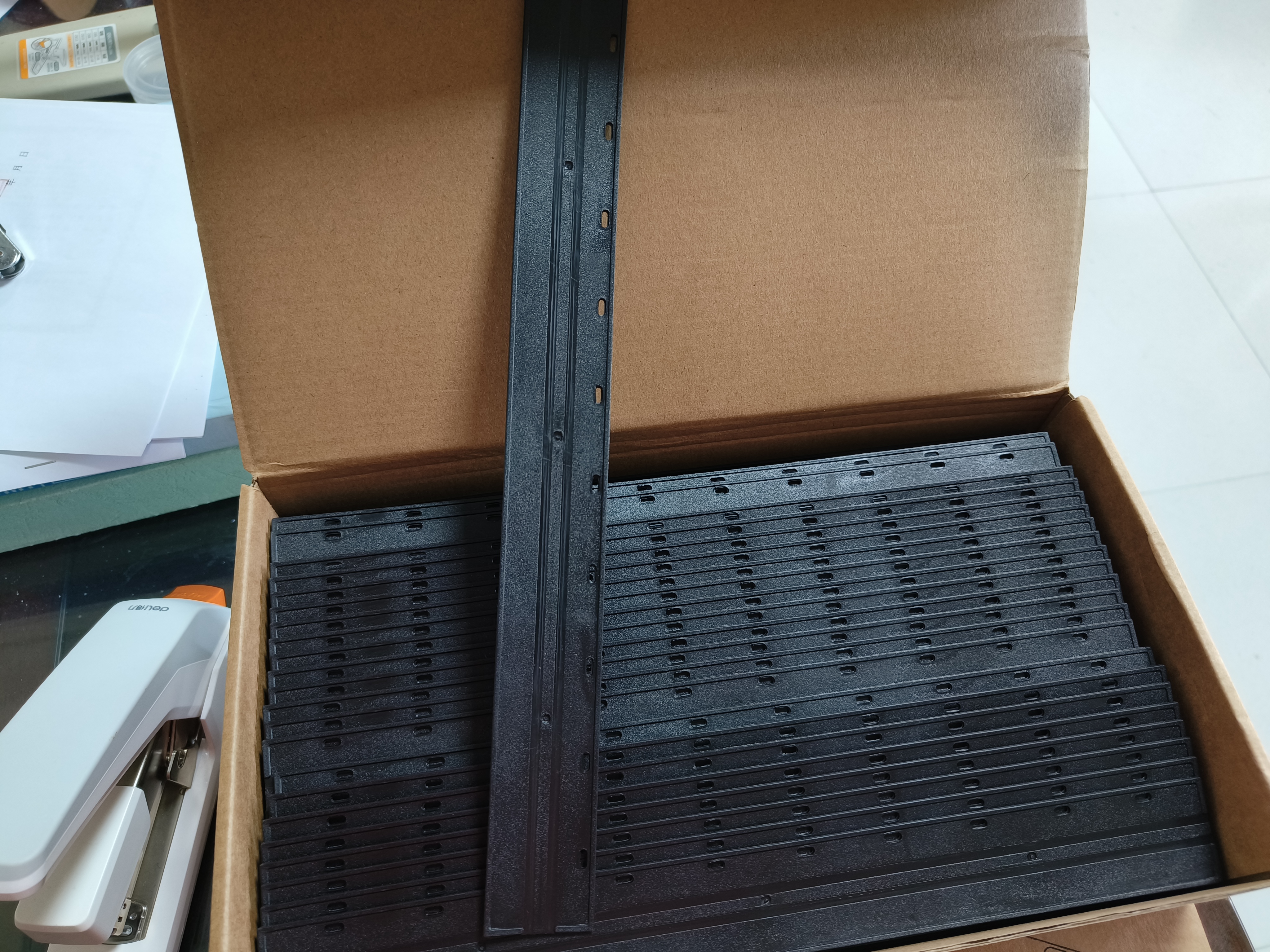 DSB（迪士比）10孔装订夹条 黑色 A4 3mm 装订30页 办公用品标书合同装订打孔机塑料压条 100根/盒 实拍图