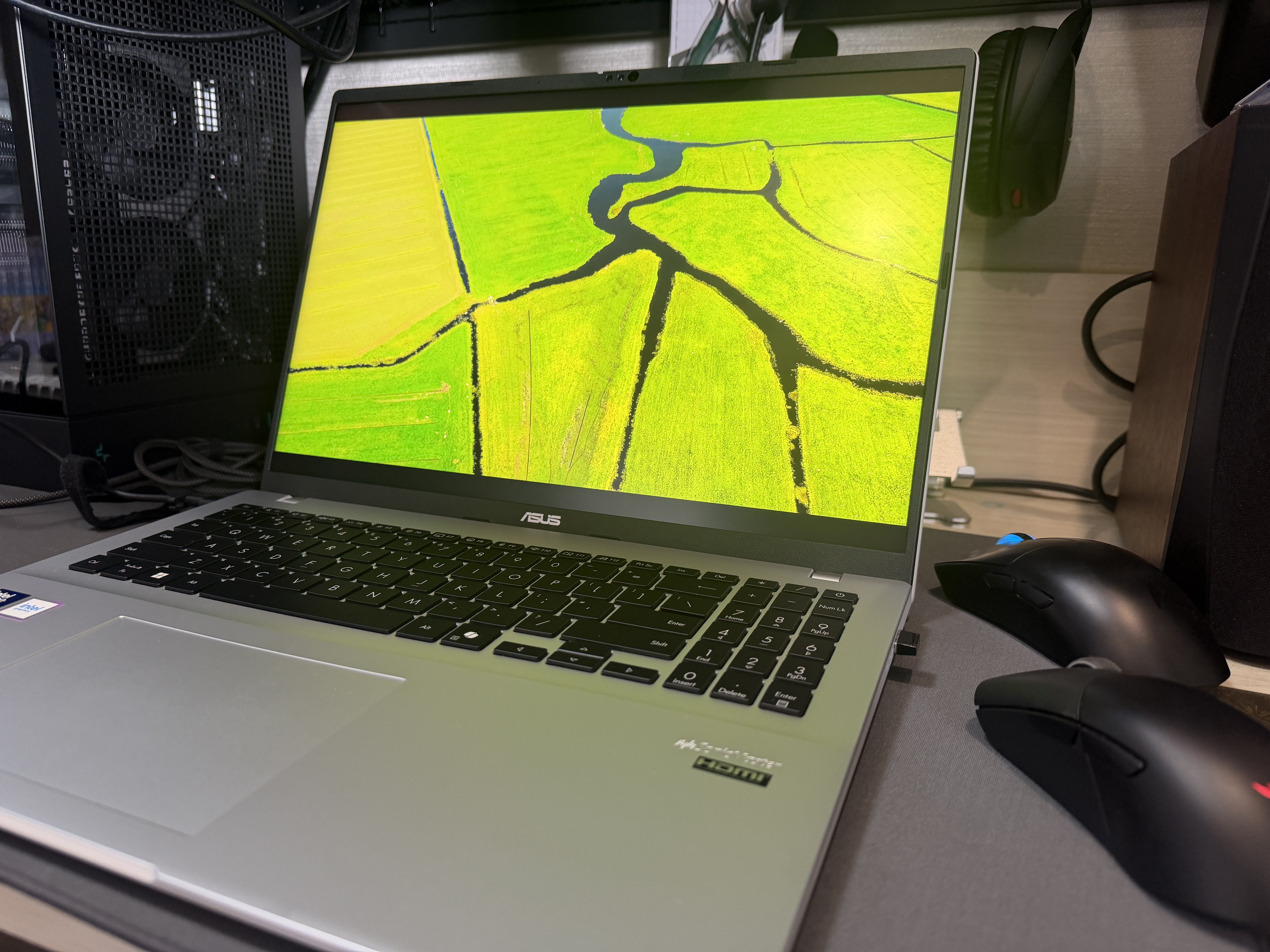 华硕（ASUS）无畏16 二代Ultra9 2.5K亮彩护眼长续航高性能AI轻薄便携商务办公笔记本电脑(285H 16G 1T) 实拍图