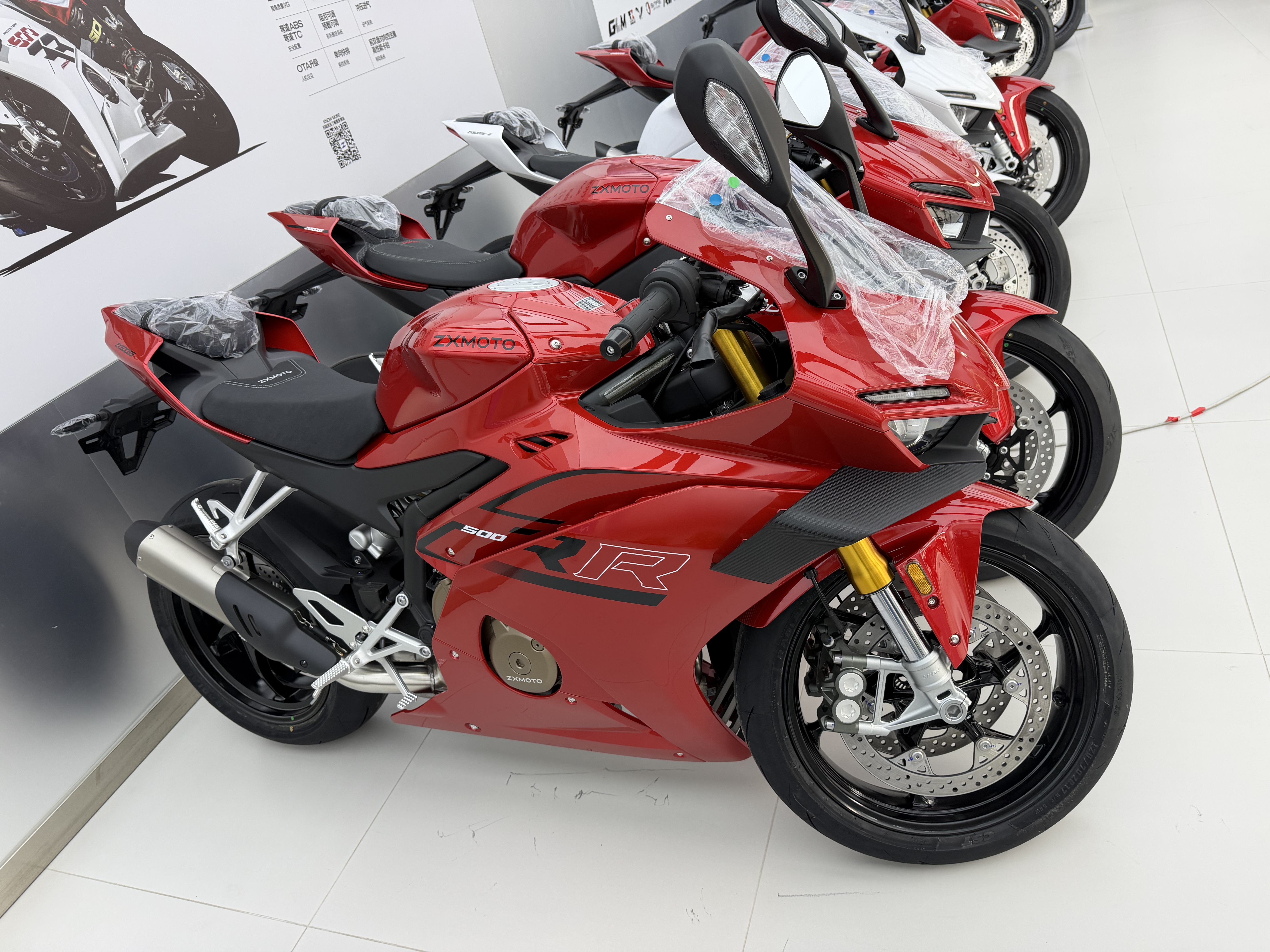 张雪机车ZXMOTO 2026款500RR单摇臂四缸燃油仿赛摩托车跑车机车 26款500RR单摇臂（珍珠白） 实拍图