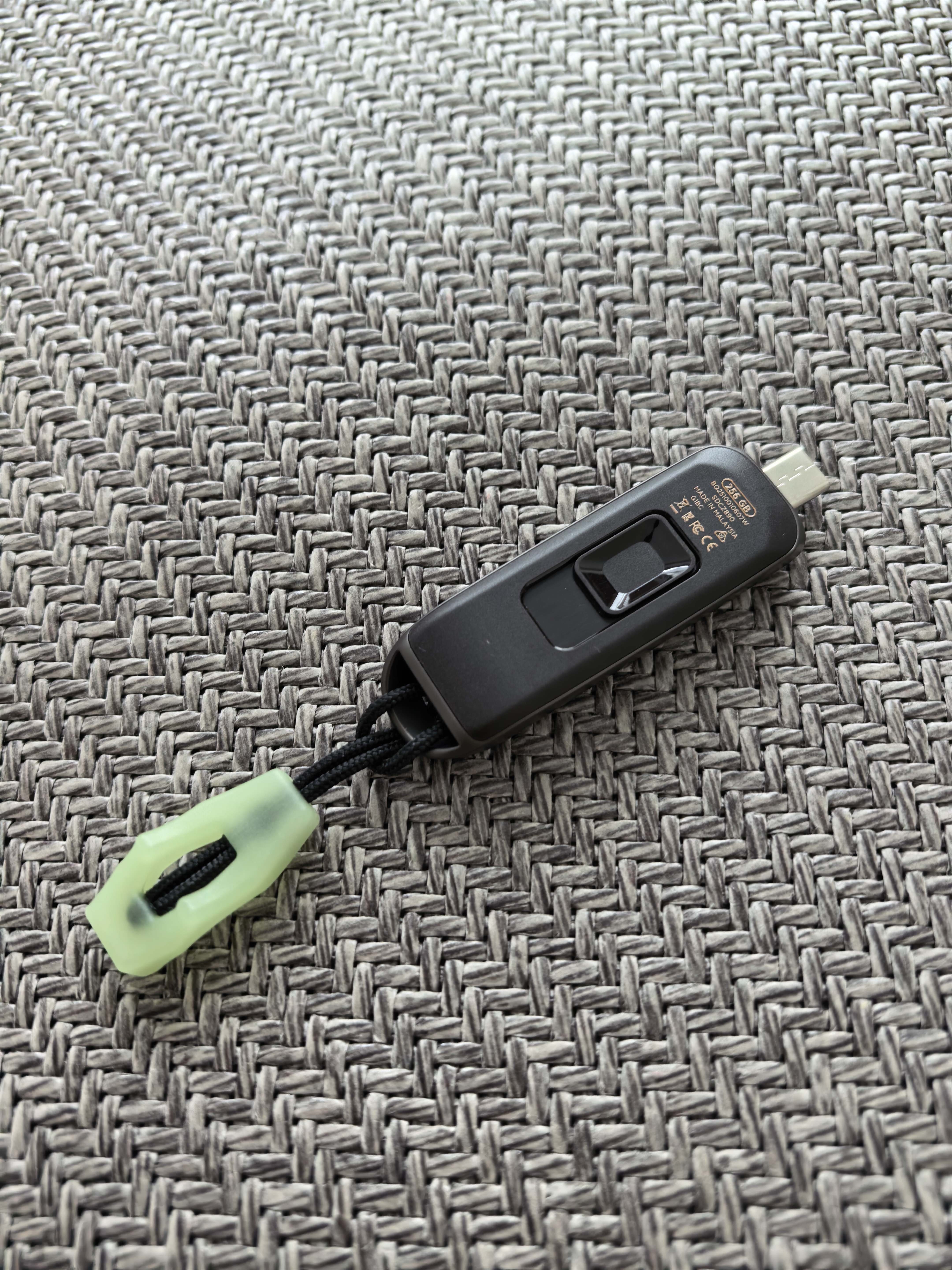 Sandisk闪迪256GB Type-C USB3.2 固态手机U盘 CZ890 读速1000MB/s 写速900MB/s 兼容手机平板电脑 大容量优盘 实拍图