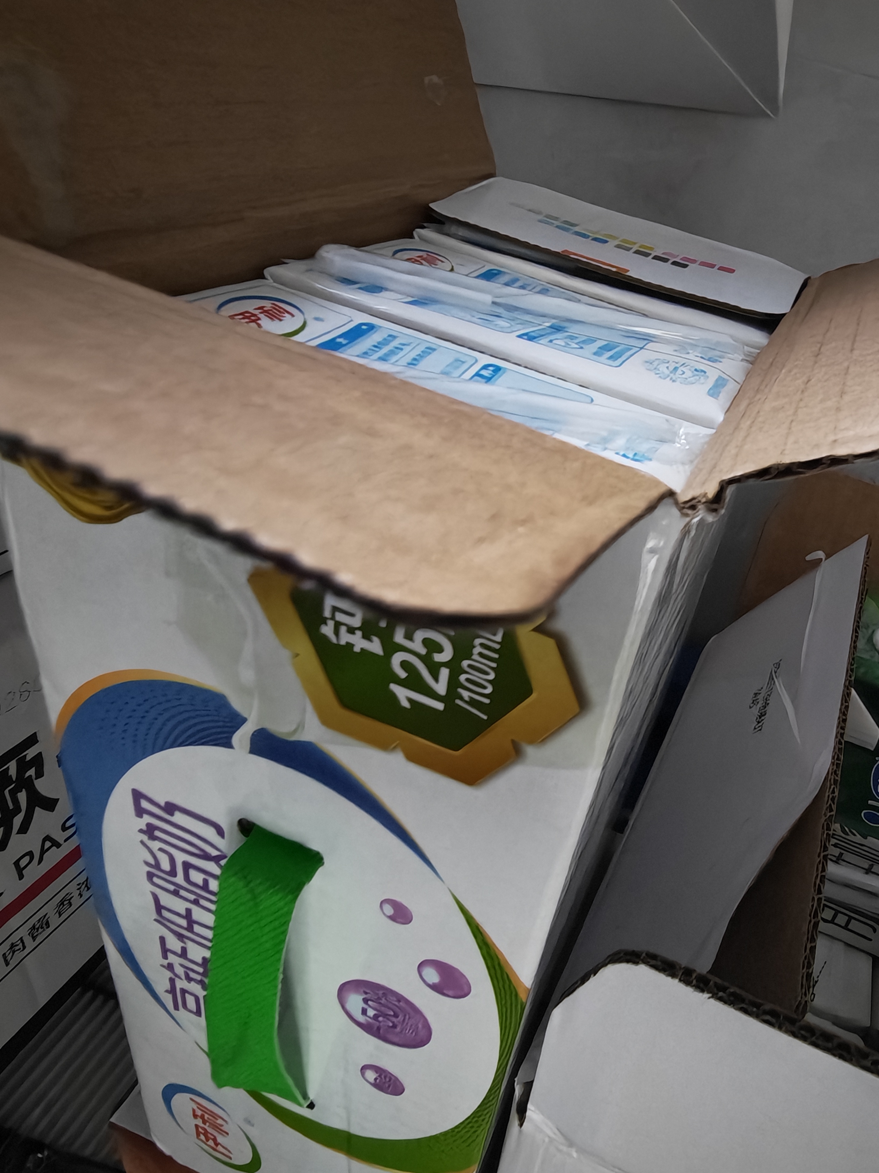 伊利【新鲜日期】高钙低脂牛奶 250ml*21盒 加25%钙 礼盒装 6月产 实拍图