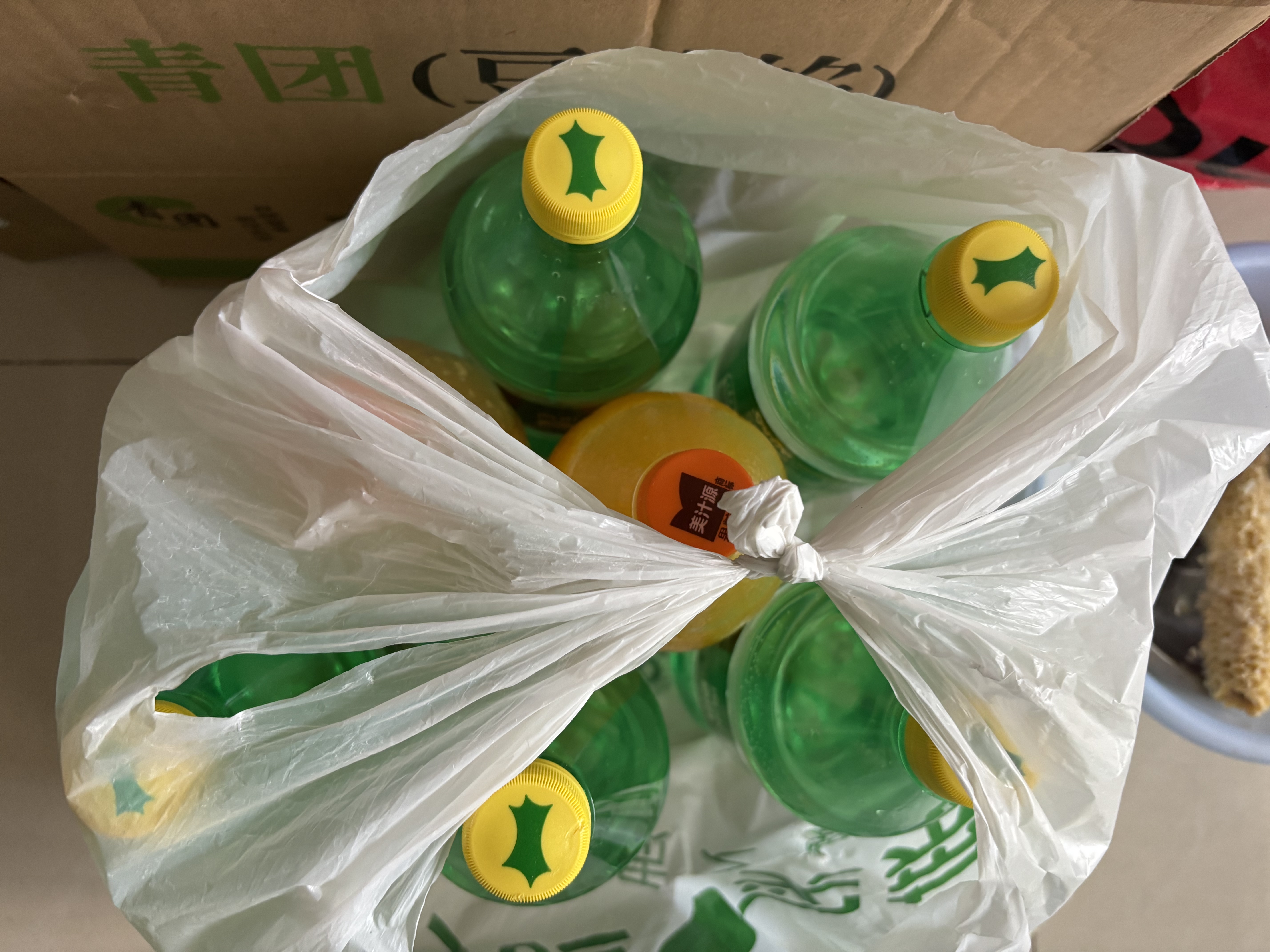 可口可乐（Coca-Cola）  汽水碳酸饮料1.25L 大瓶可乐雪碧果粒橙 碳酸果汁饮料家庭年货 可乐+雪碧+果粒橙1.25L【12瓶】 实拍图