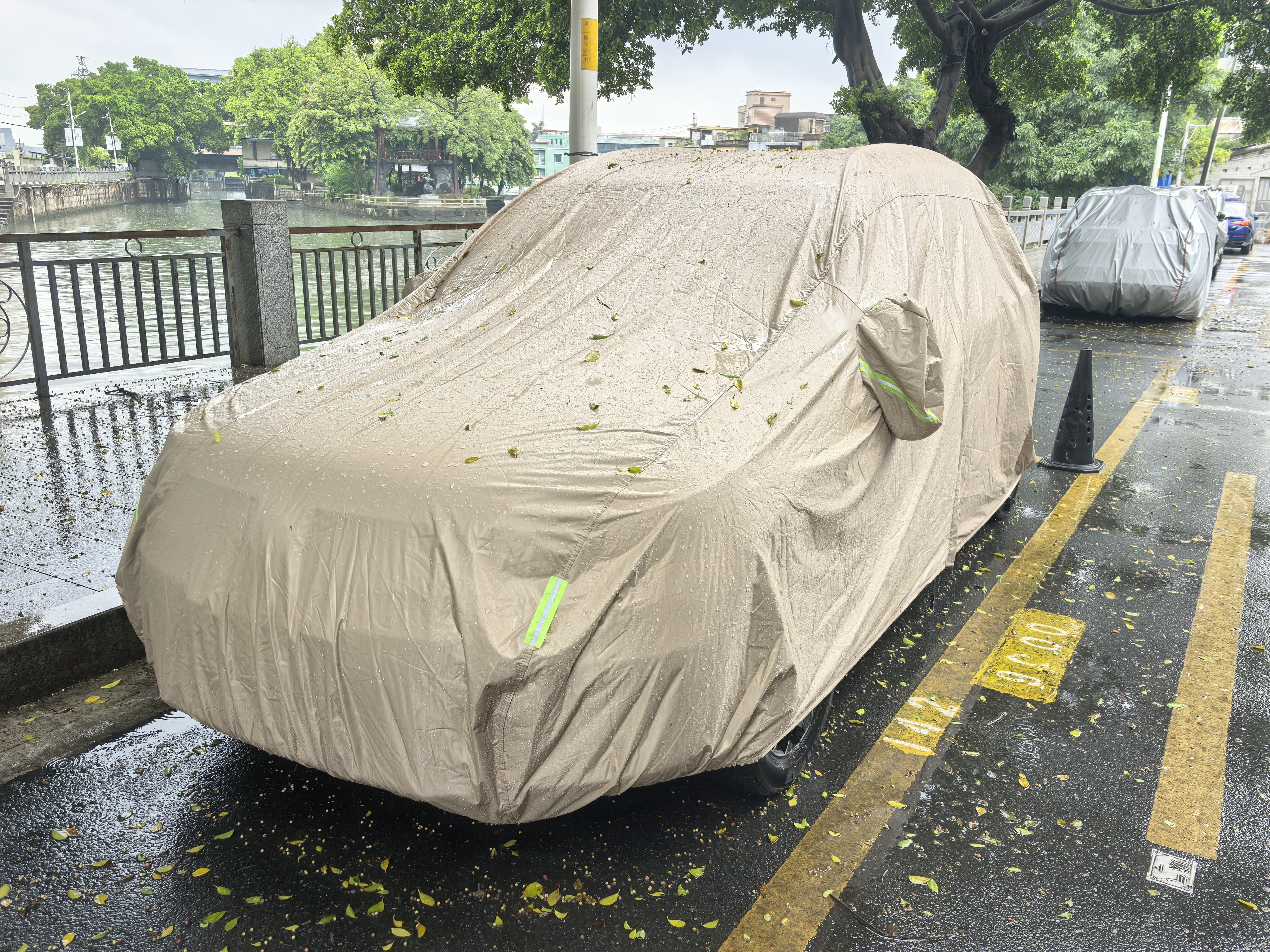 金雨保牛津布汽车车衣车罩防晒防雨隔热防尘加厚遮阳车套外全罩通用四季 人气热销【香槟咖】600D高密度牛津布+送收纳袋 三层加厚款*四季可用【防暴晒防雨防冰雹抗大风】 实拍图
