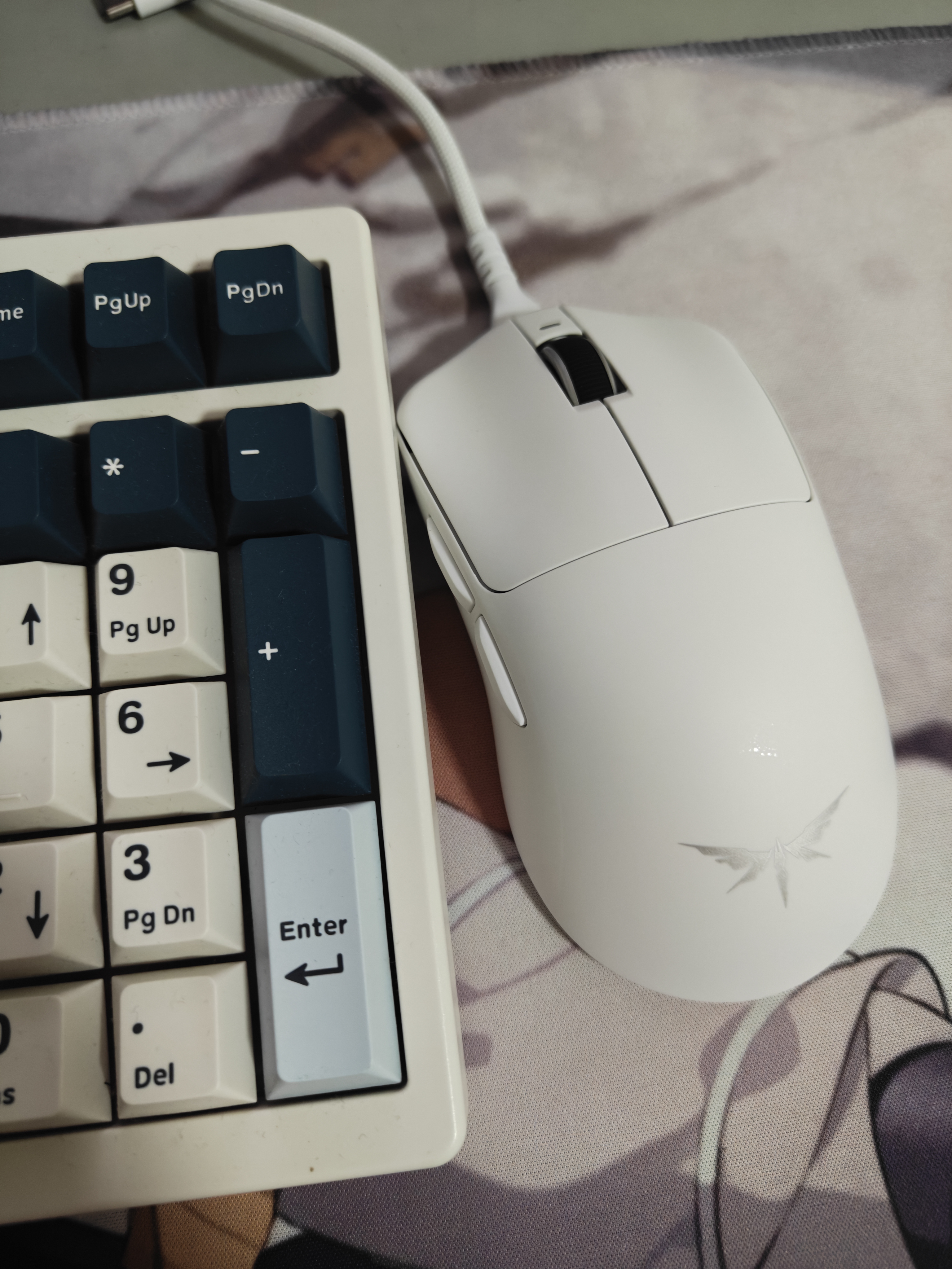 VGN 蜻蜓F1 V5有线/无线轻量化鼠标 游戏电竞办公长续航对称手型万金油模具七夕礼物 蜻蜓F1 V5 Ultra 白色 实拍图